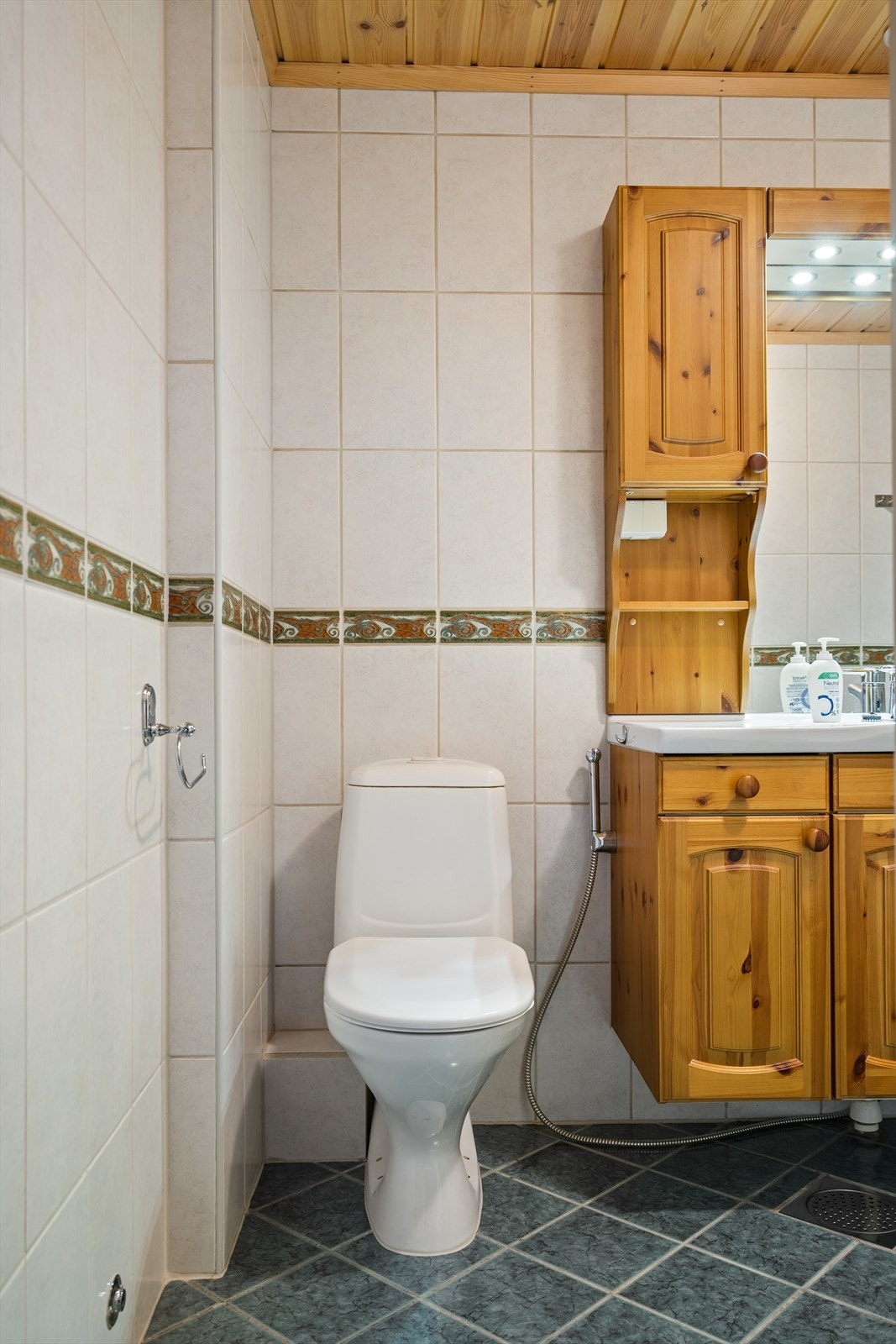 Utstyrt med dusjhjørne, servantskap og wc Galleribilde