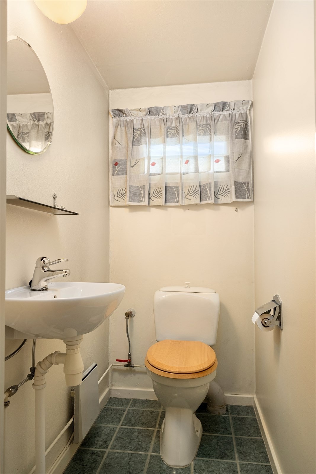 Toalett utstyrt med servant, wc og naturlig avtrekk Galleribilde