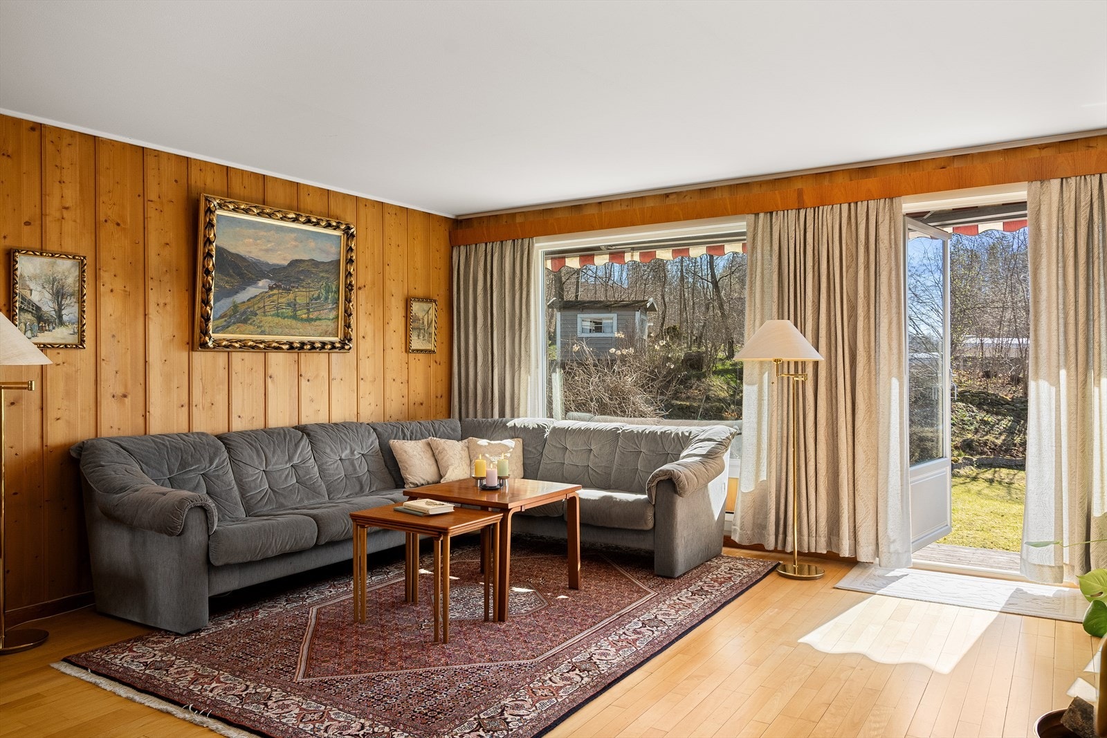 Fra stuen er det utgang til hagen Galleribilde