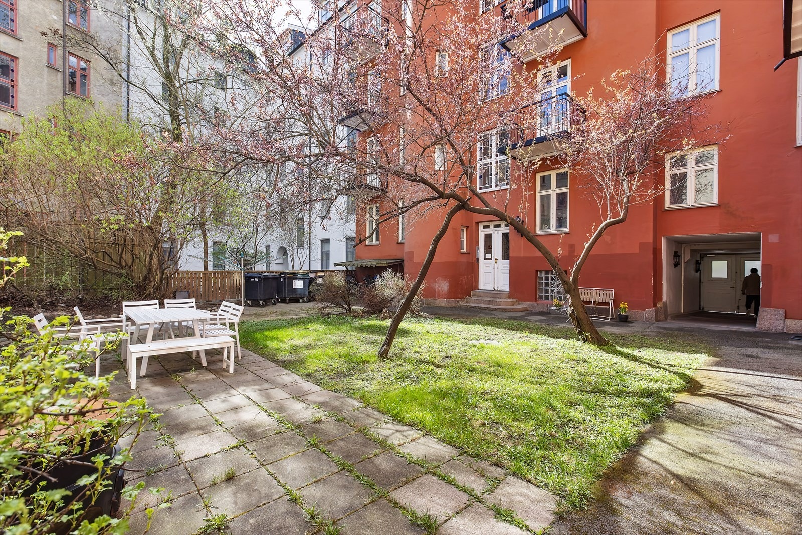 På sommerstid blomstrer det sjarmerende trær og busker i bakgården. Galleribilde