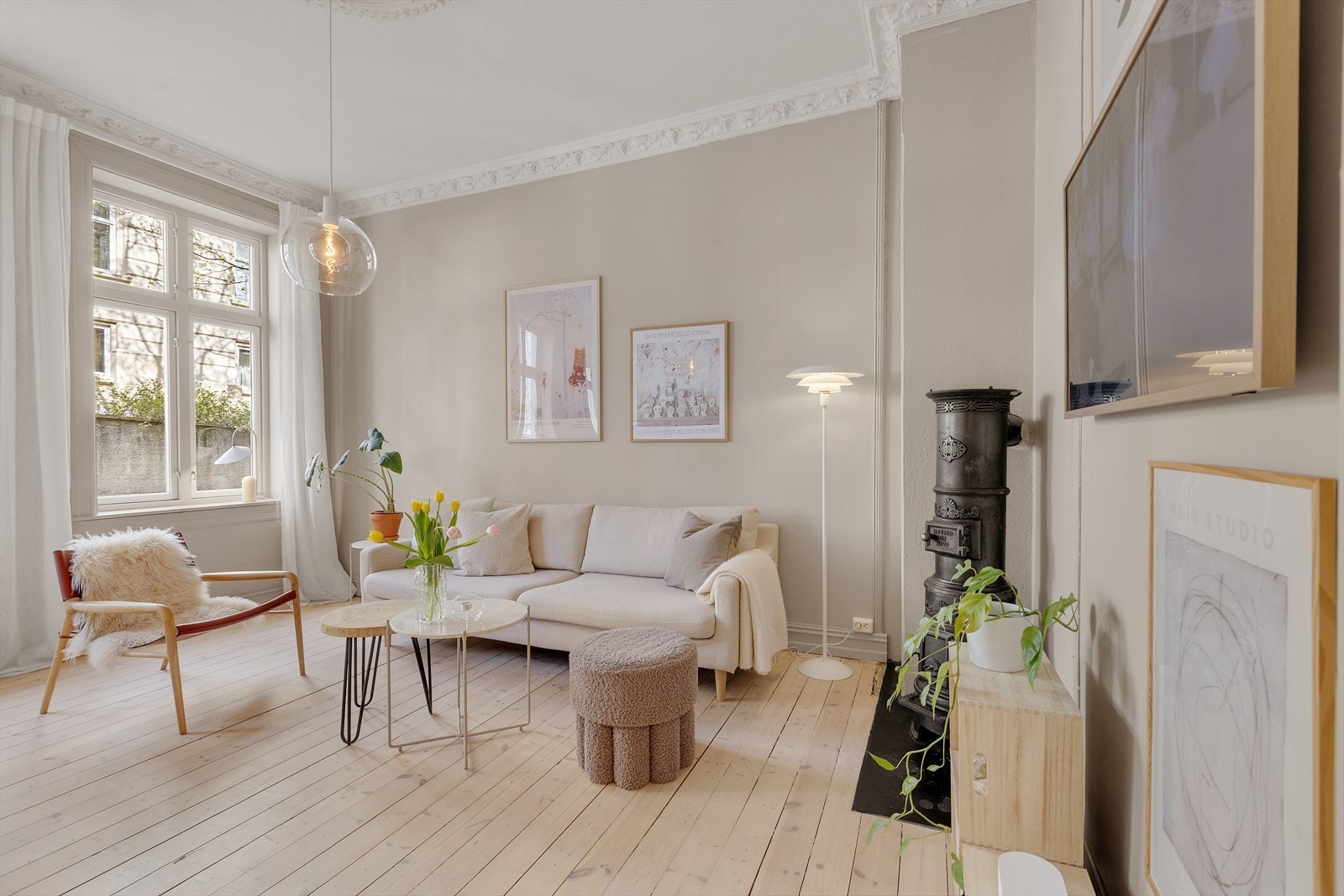 Åpen og tiltalende stue med store, klassiske vinduer som slipper inn rikelig med naturlig lys. Galleribilde