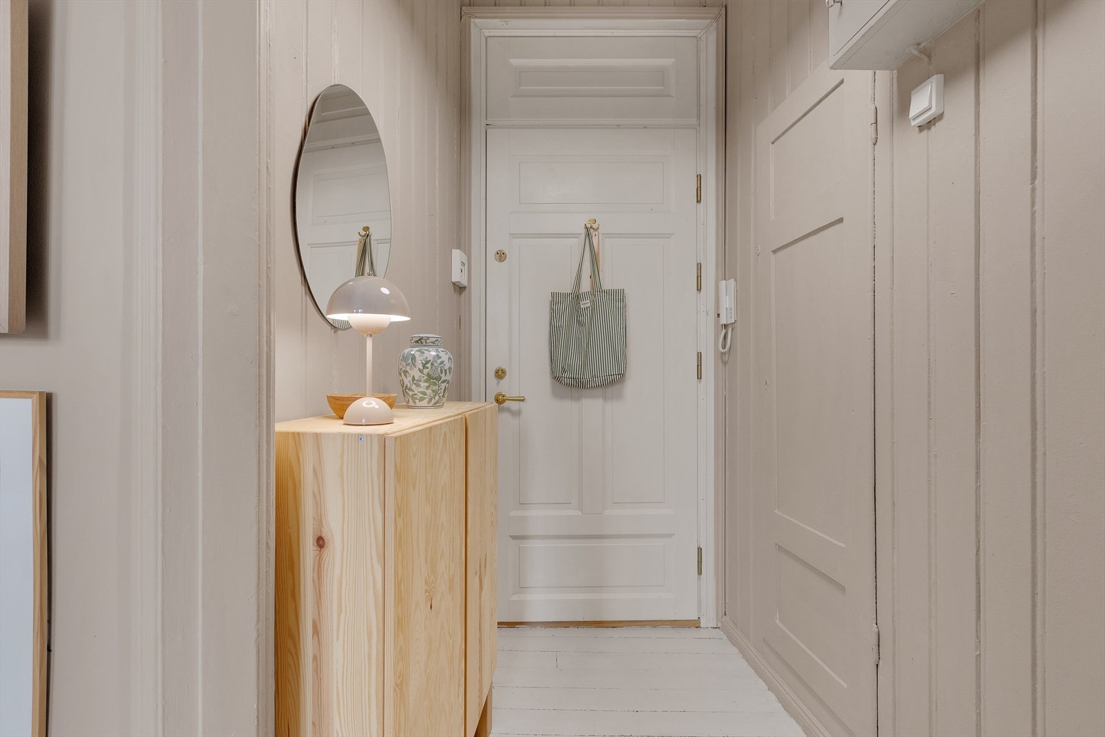 Gangen fremstår som lys og romslig og gir et godt førsteinntrykk av boligen. Galleribilde