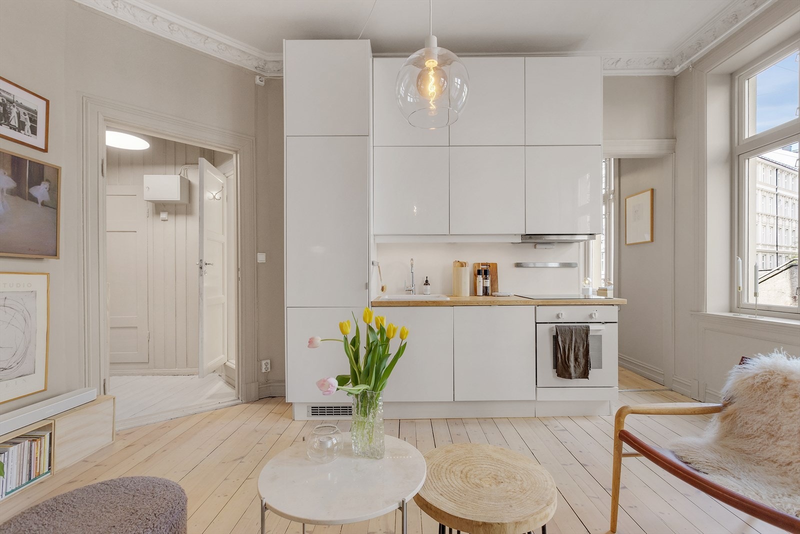 Leiligheten har et lekkert kjøkken med en god kombinasjon av skap- og benkeplass. Galleribilde