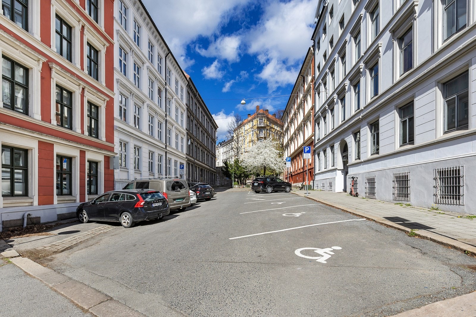 Det er gode parkeringsmuligheter i gaten. Galleribilde