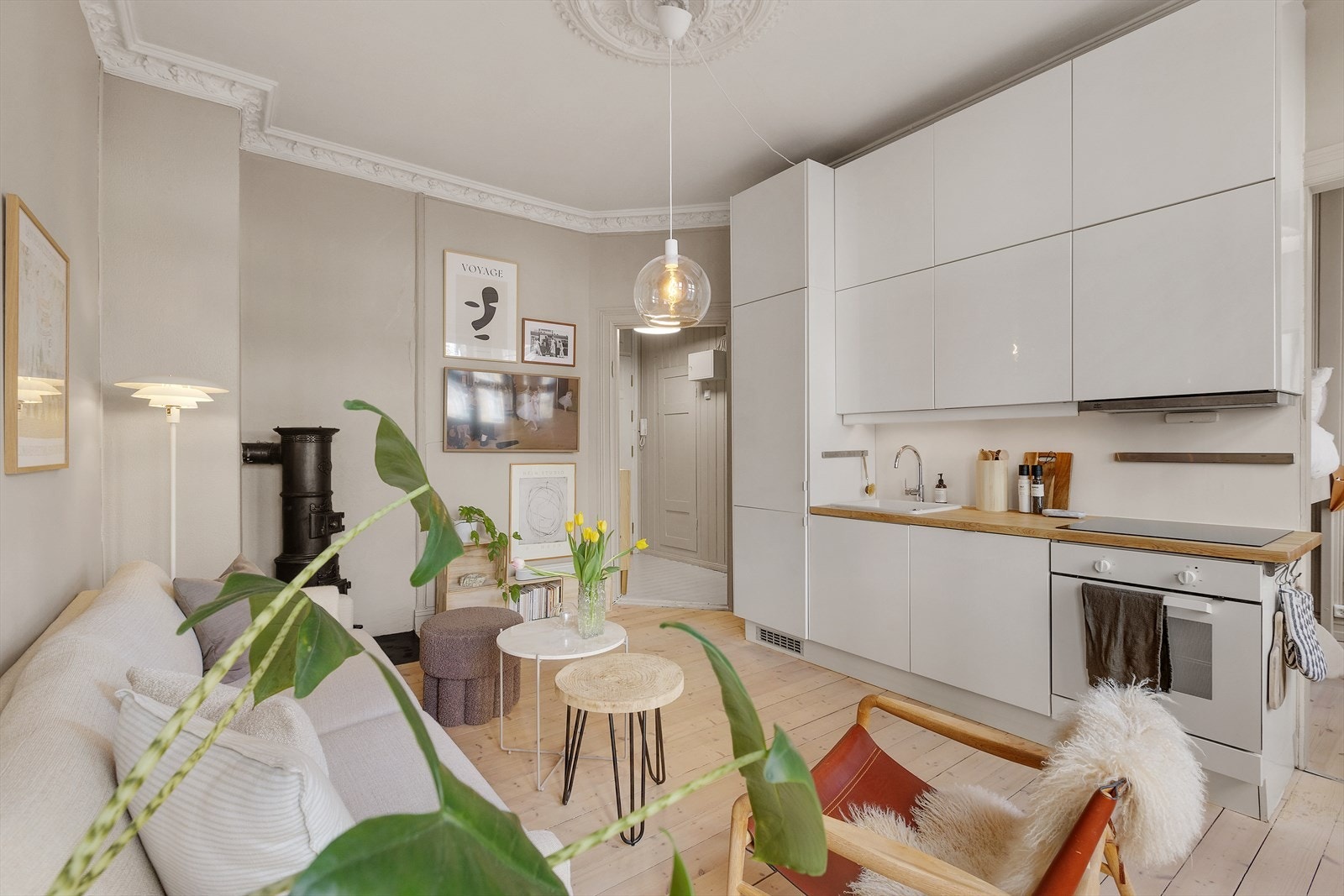 Rommet har en generøs takhøyde på ca. 3 meter, noe som skaper en luftig romfølelse. Galleribilde