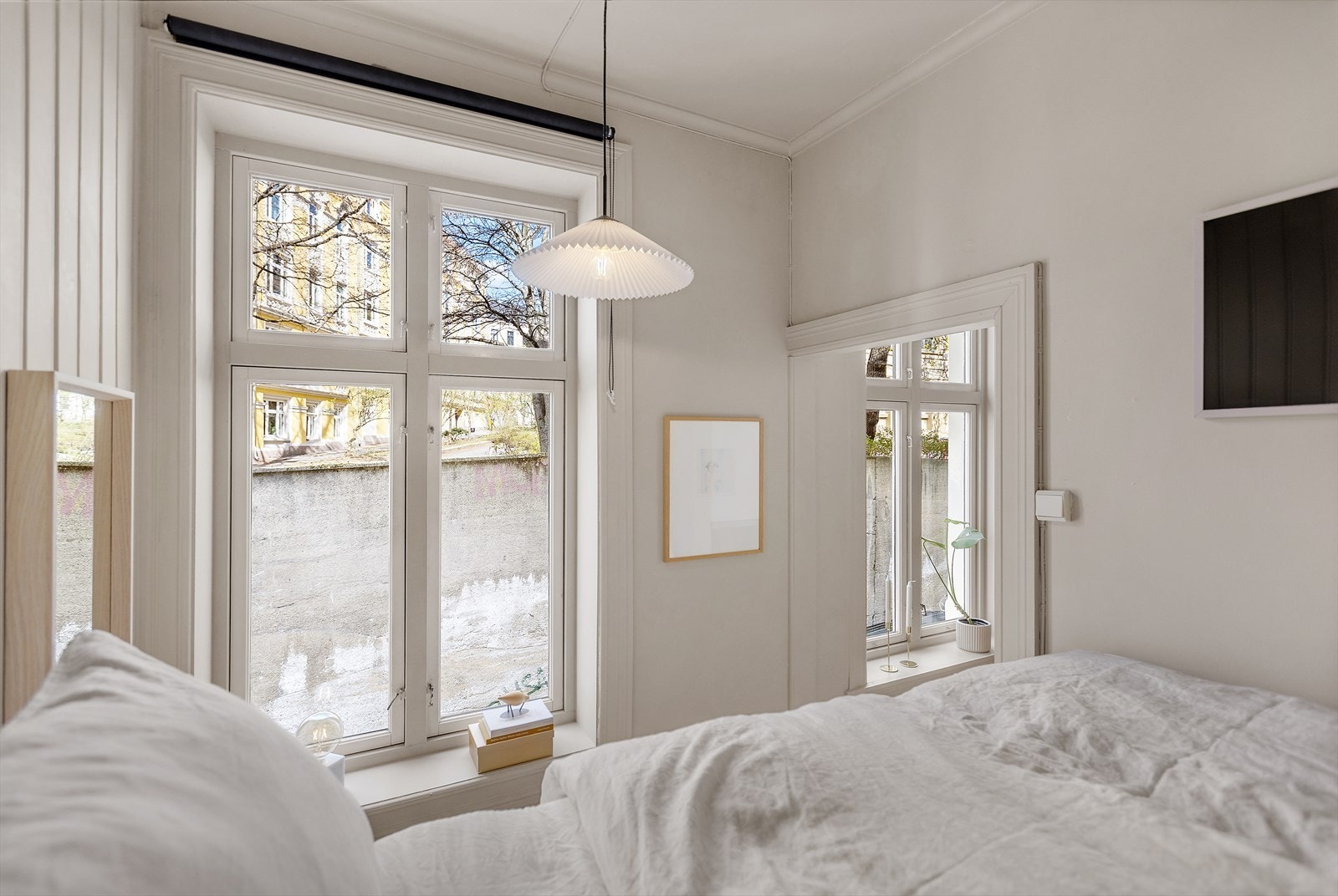 Vinduene vender ut mot rolig område - her vil du sove godt. Galleribilde