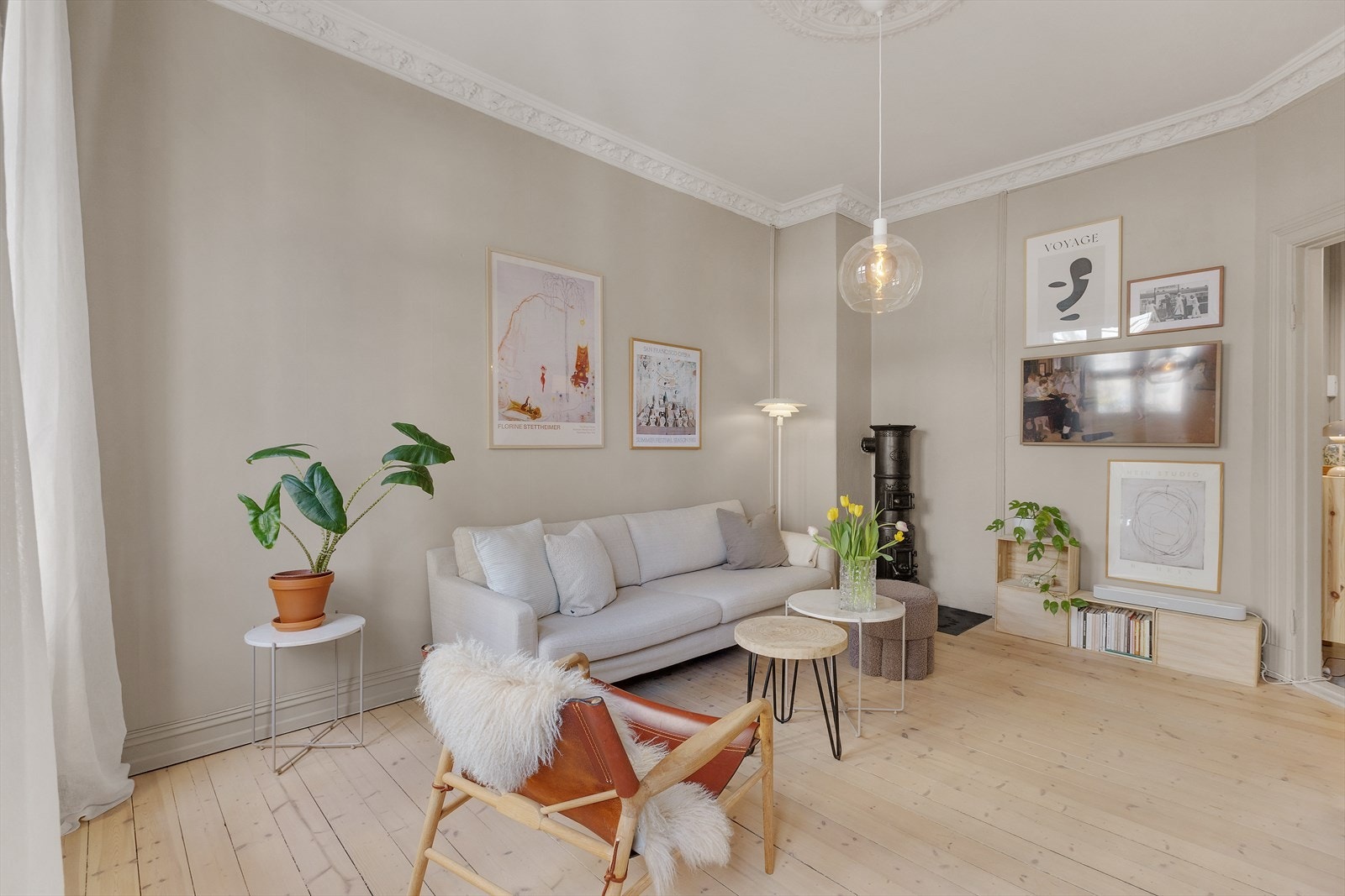 I stuen er det god plass til å innrede med en koselig sofagruppe med TV-møblement. Galleribilde