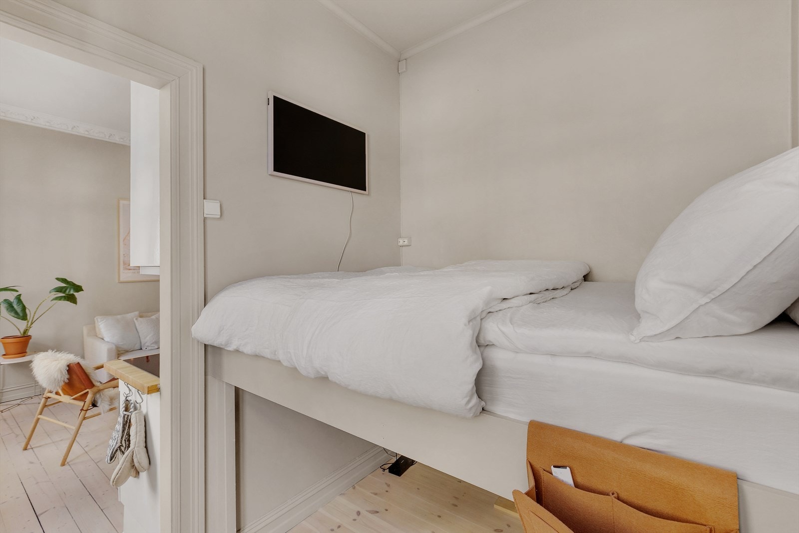 Den høye sengen er praktisk bygget slik at det frigjøres masse arealeffektiv lagringsplass. Galleribilde