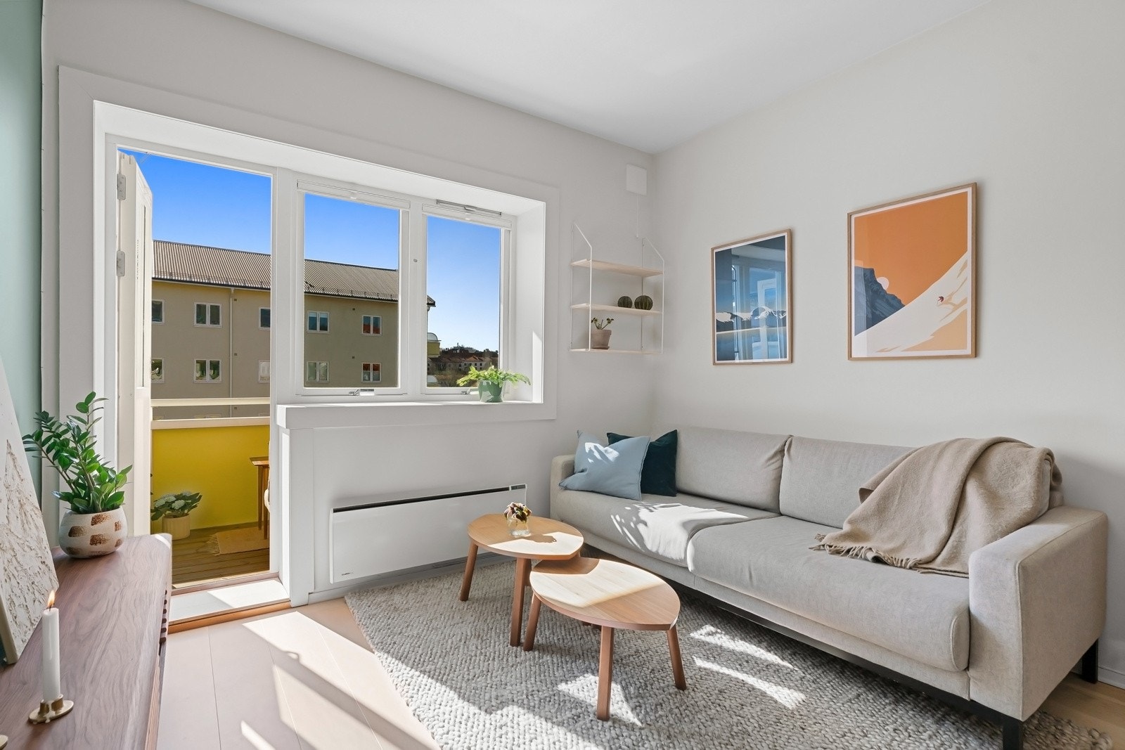 Lys og hyggelig stue med plass til sofa og tilhørende møblement. Rommets gode vindusflater gir godt med naturlig lysinnslipp Galleribilde