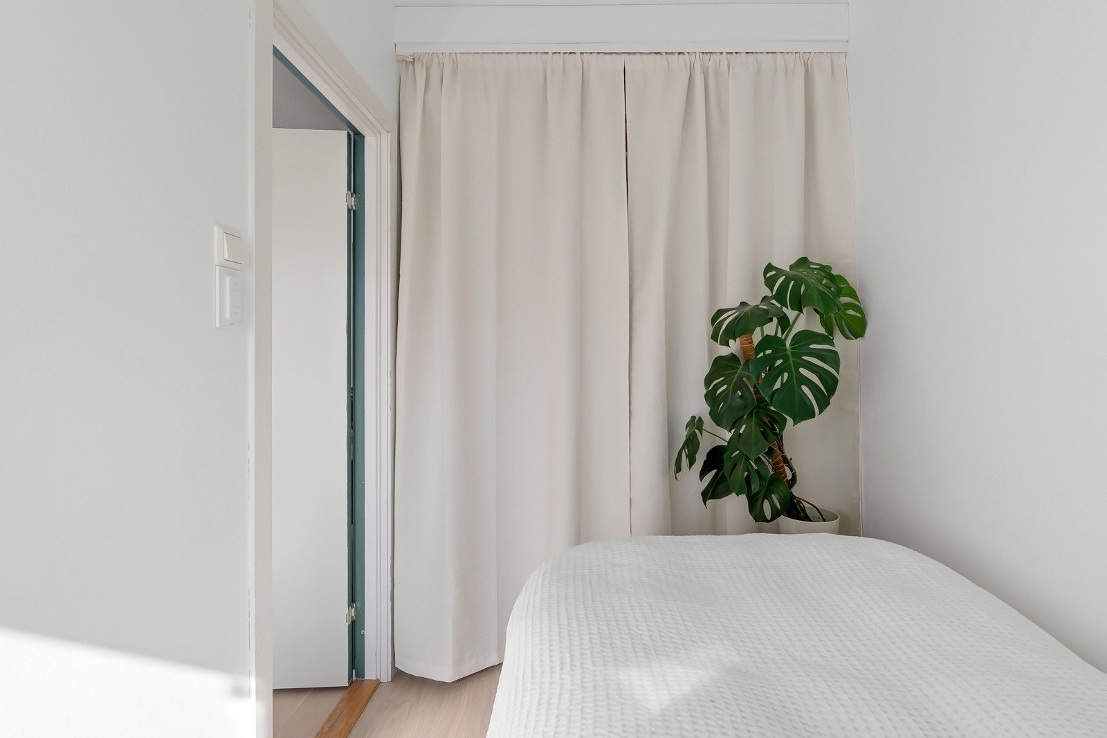 Det er god oppbevaringsplass bak ''skyvedørsgarderobe'' Galleribilde