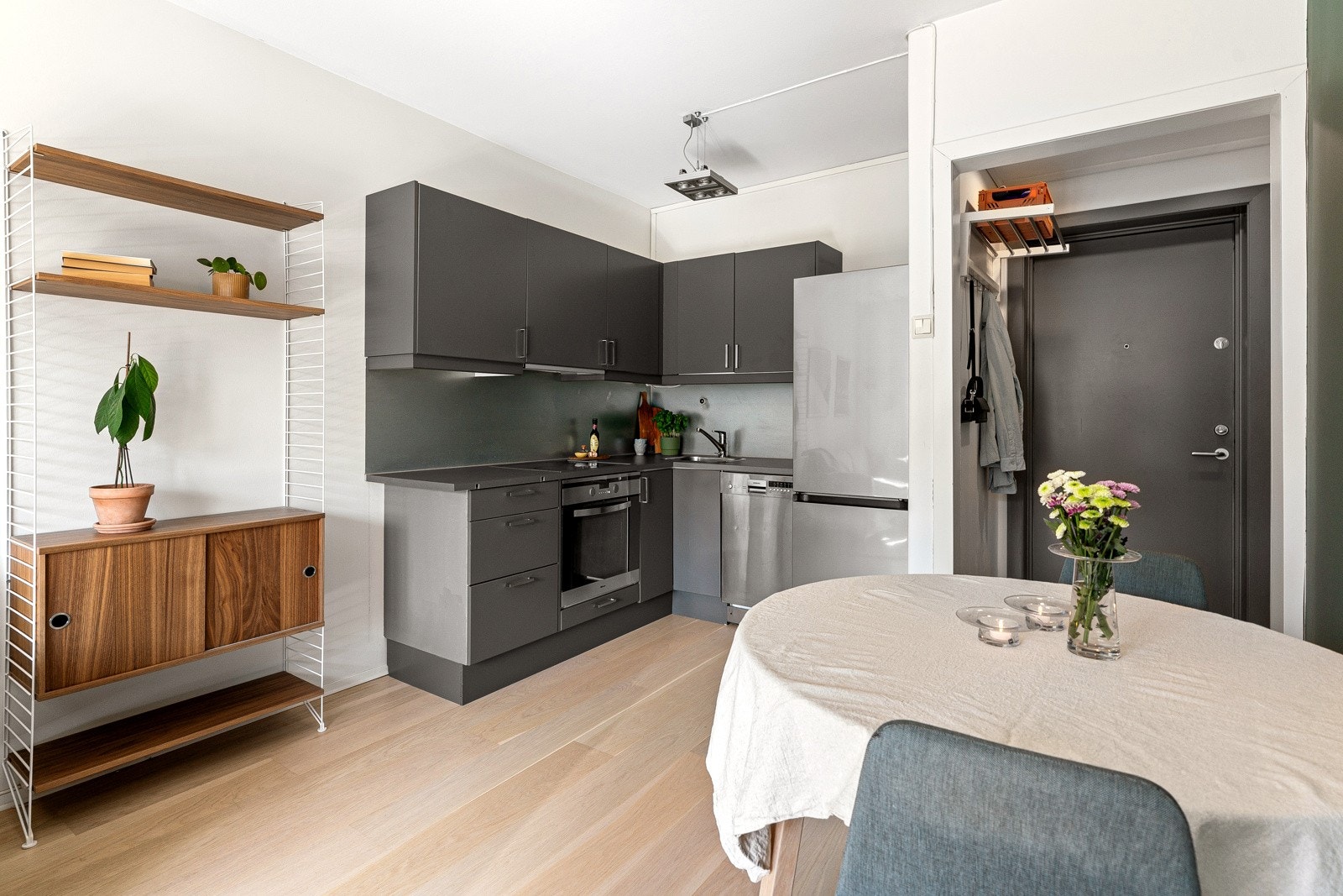 Leiligheten har et tidløst kjøkken fra 2006 med svært praktisk utforming Galleribilde