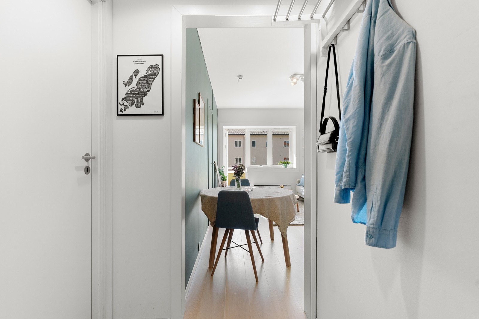 Hyggelig entré som gir et godt førsteinntrykk av boligen Galleribilde