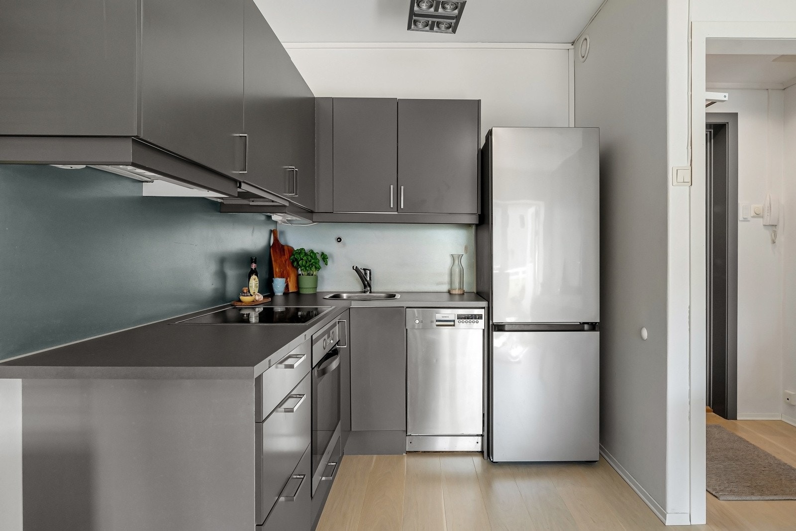 Kjøkkenet er utstyrt med komfyr med platetopp og oppvaskmaskin. Avsatt plass for fryse- og kjøleskap Galleribilde