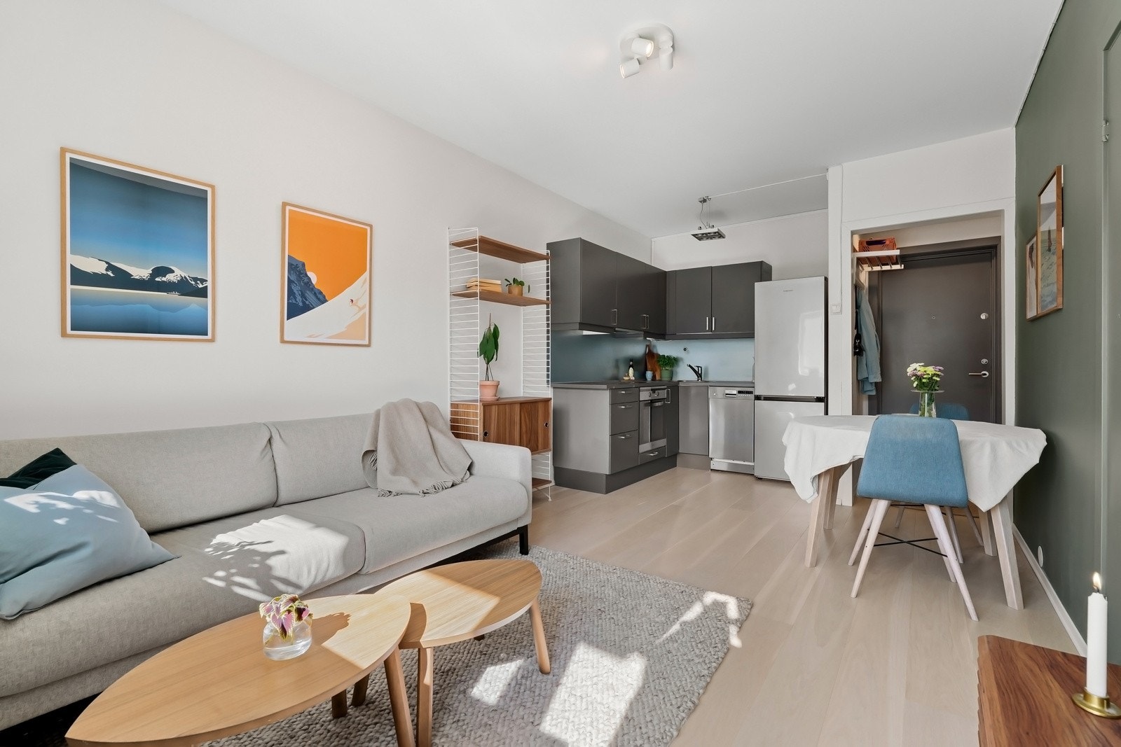 Leiligheten har åpen stue-/kjøkkenløsning som skaper en luftig og sosial atmosfære Galleribilde