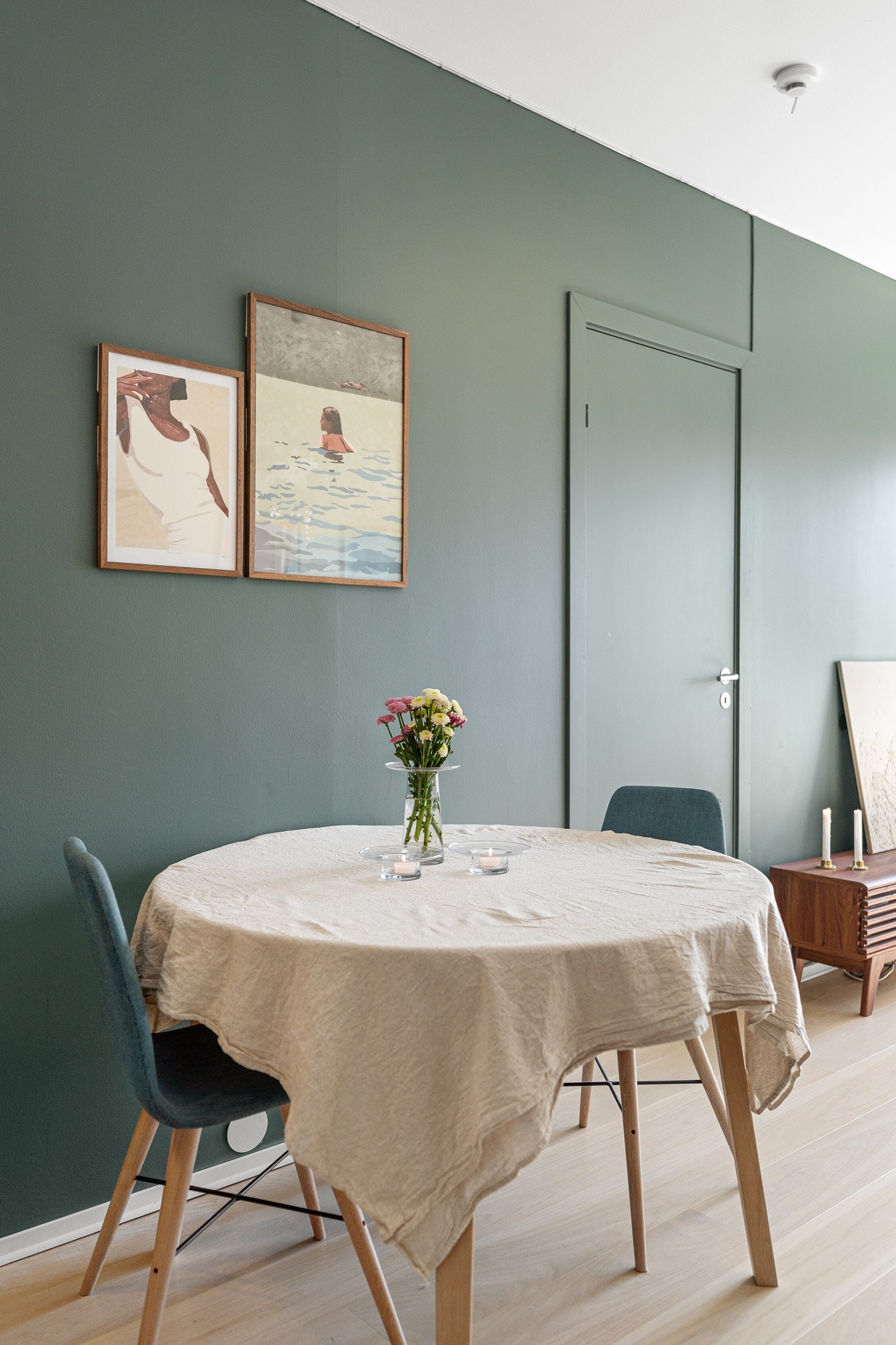 Her er det naturlig avsatt plass til spisebord, som gjør dette til et svært sosialt rom Galleribilde