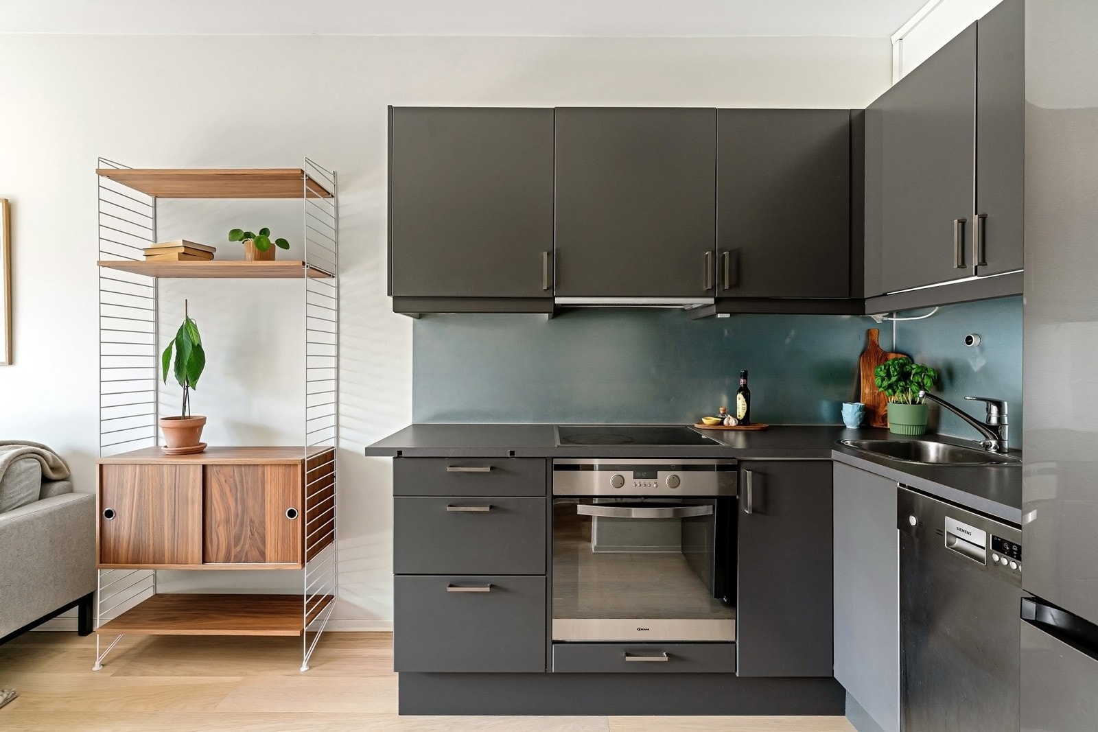 Kjøkkenet har pene fronter i grå utførelse, benkeplate med nedfelt oppvaskkum og 1-greps blandebatteri Galleribilde