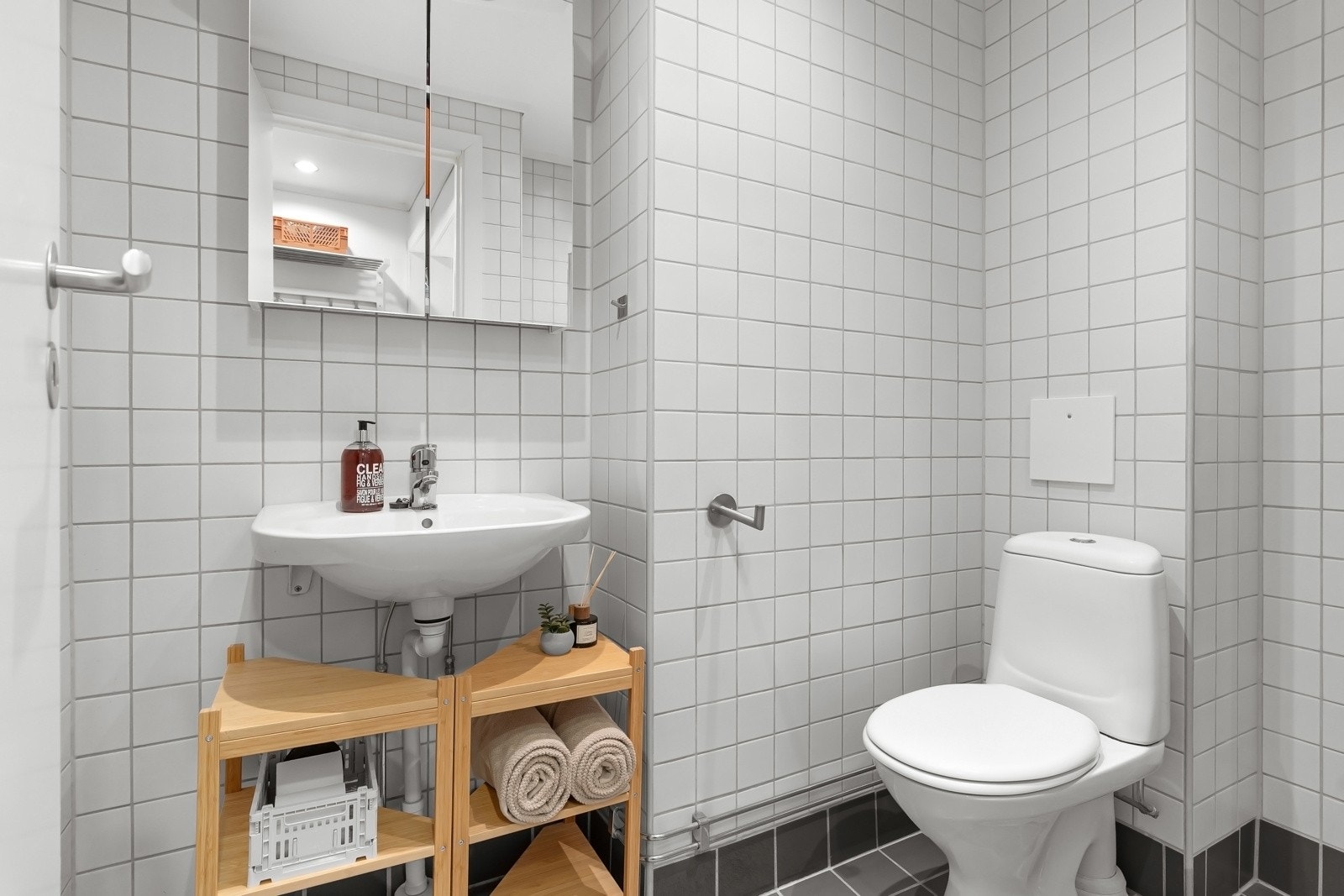 Lyst, flislagt bad totalrenovert i regi av borettslaget i 2006 Galleribilde