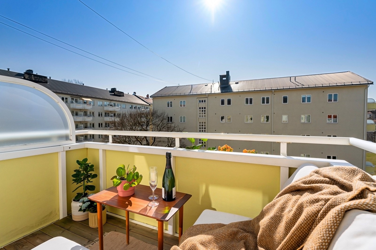 Fra stuen er det en utgang til en solrik balkong med sydvestvendt beliggenhet Galleribilde