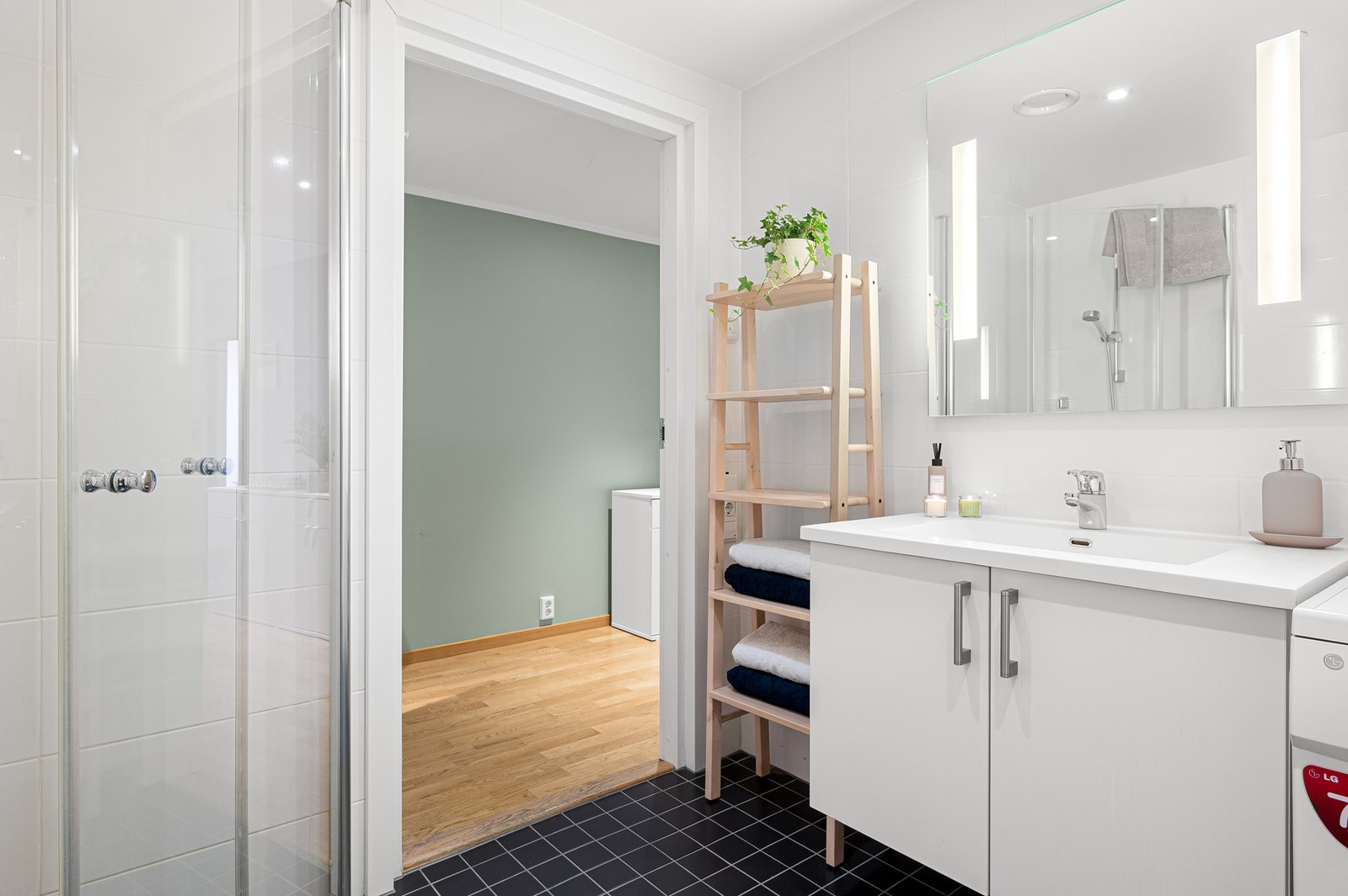 Godt med lagringsplass i innredningen. Galleribilde