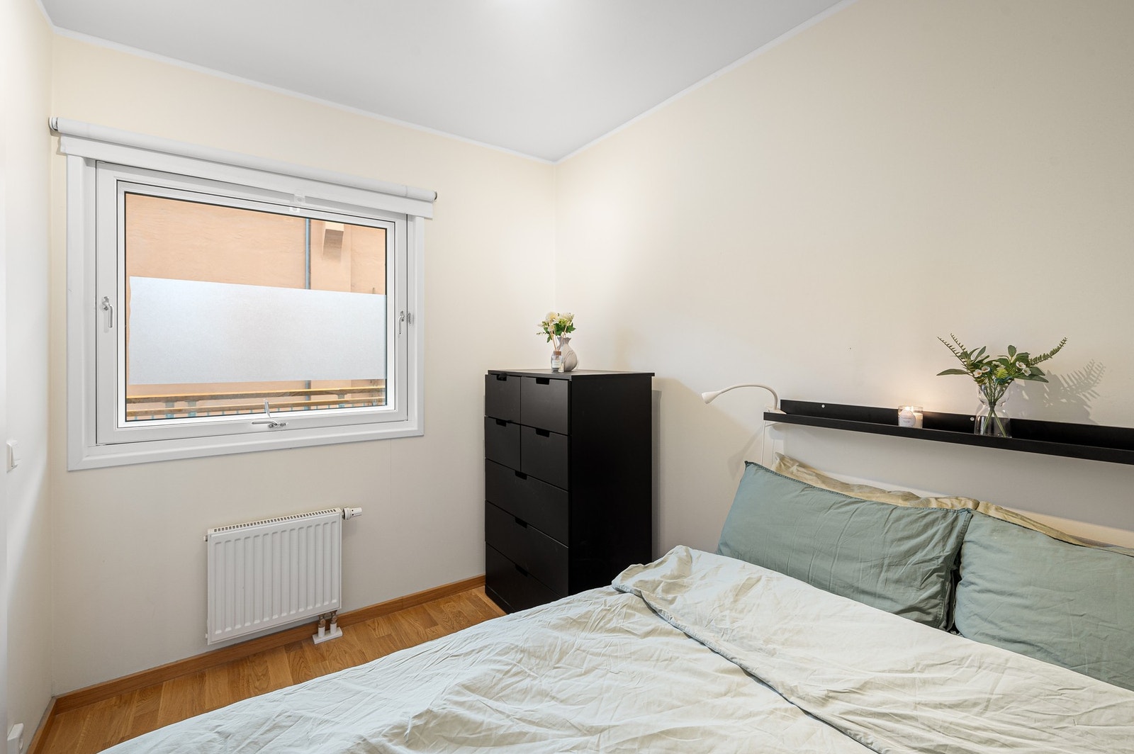 Soverommet vender ut mot stille bakgård. Galleribilde