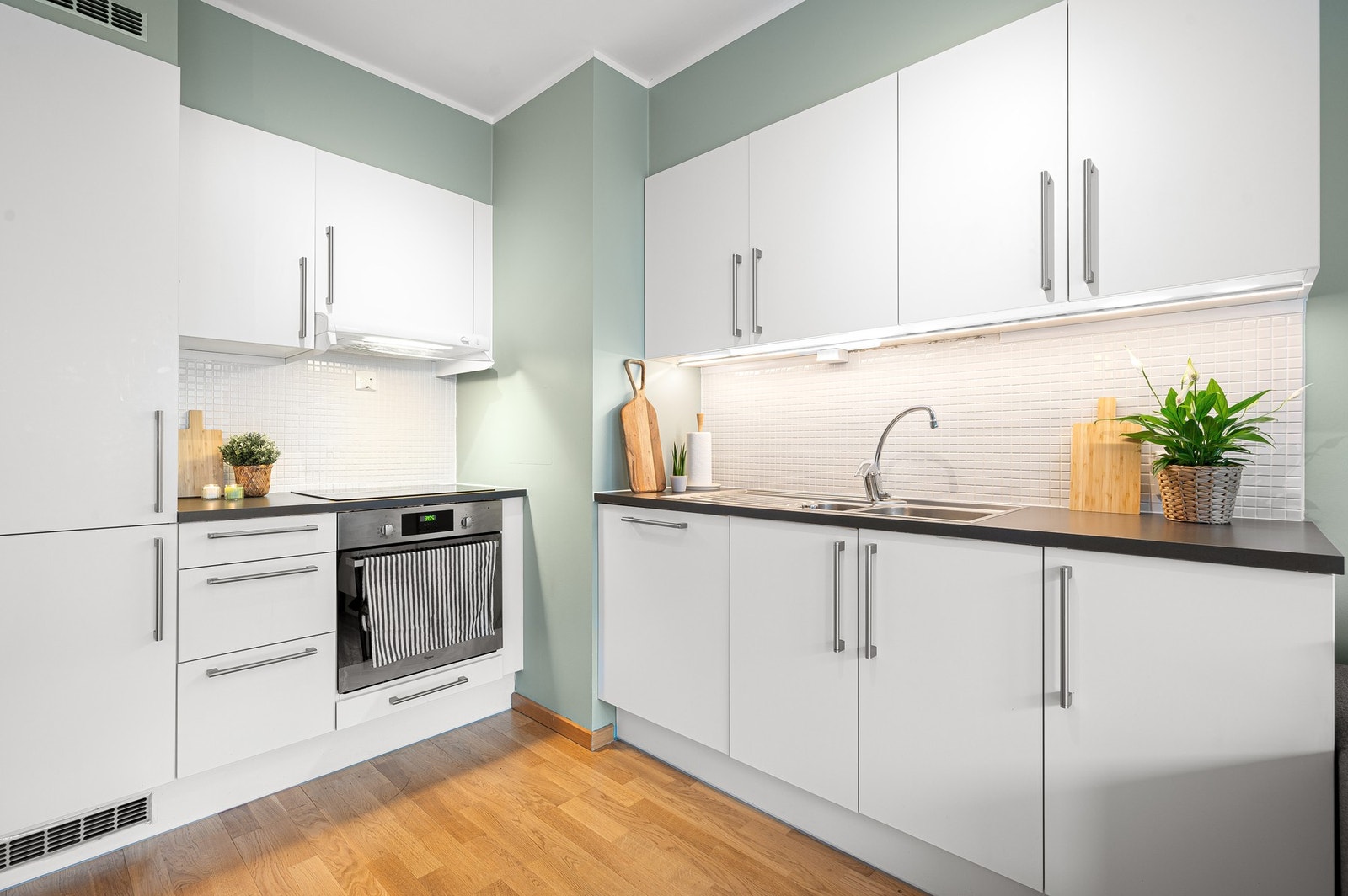 Pent kjøkken med integrerte hvitevarer. Galleribilde