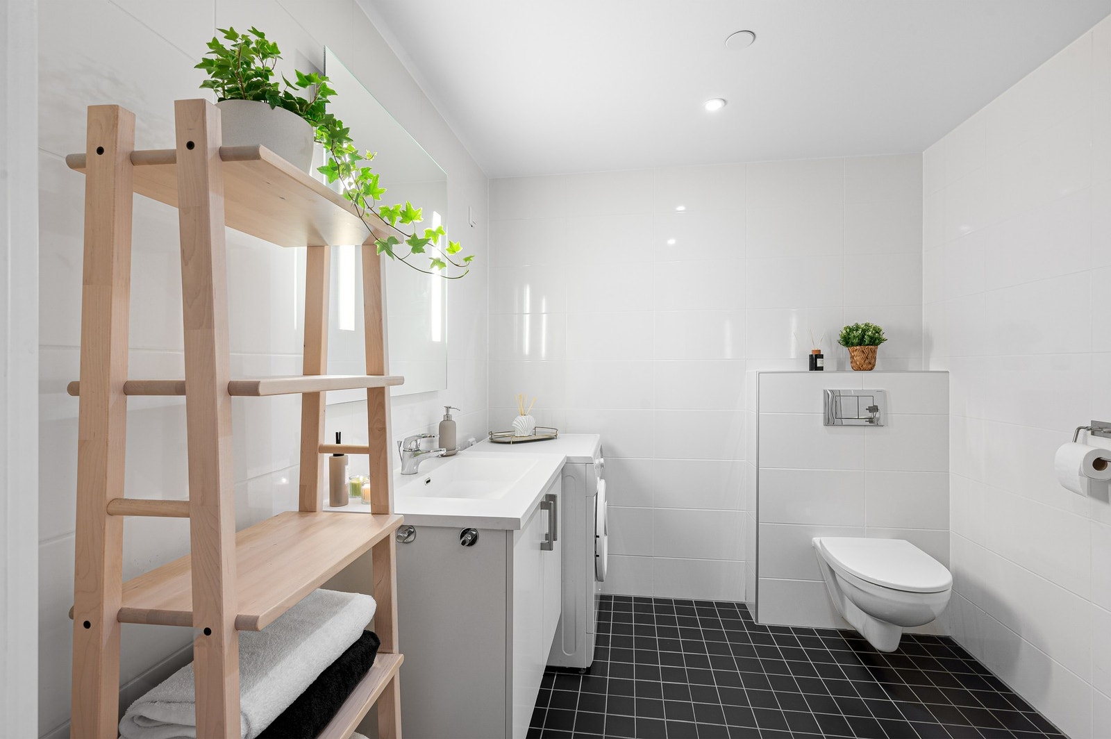 Romslig bad på 5 kvm med varmekabler i gulv og flislagte flater. Galleribilde