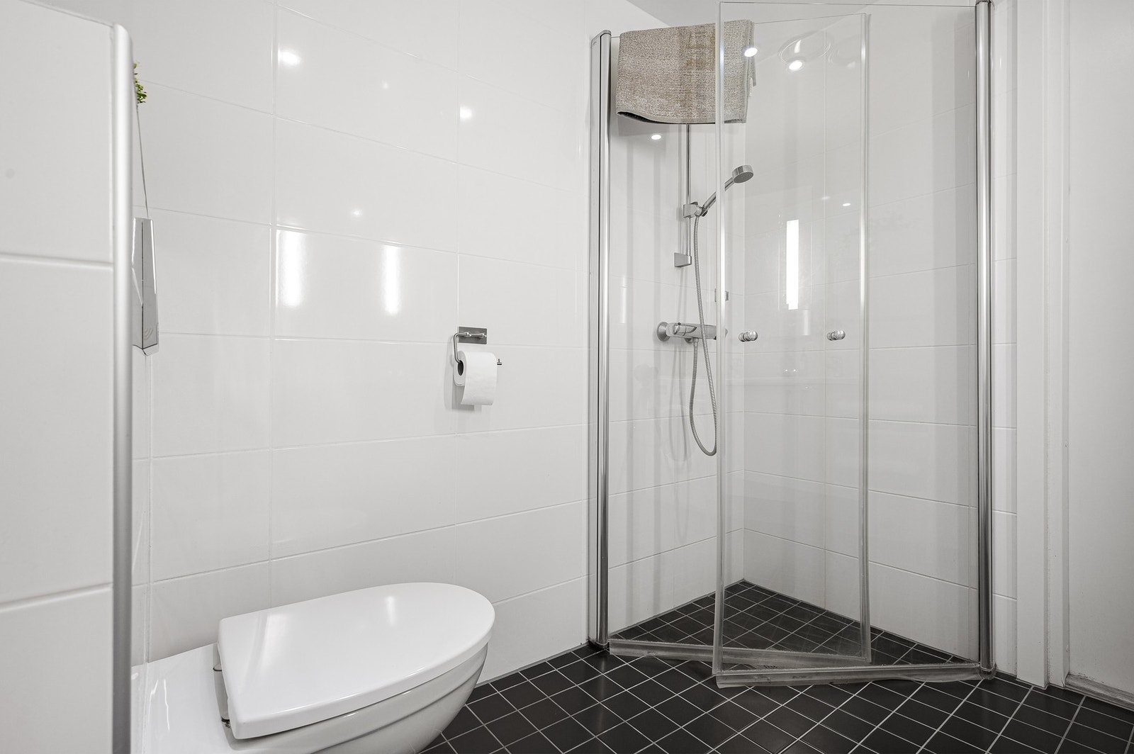 Vegghengt WC, dusjhjørne og opplegg for vaskemaskin. Galleribilde