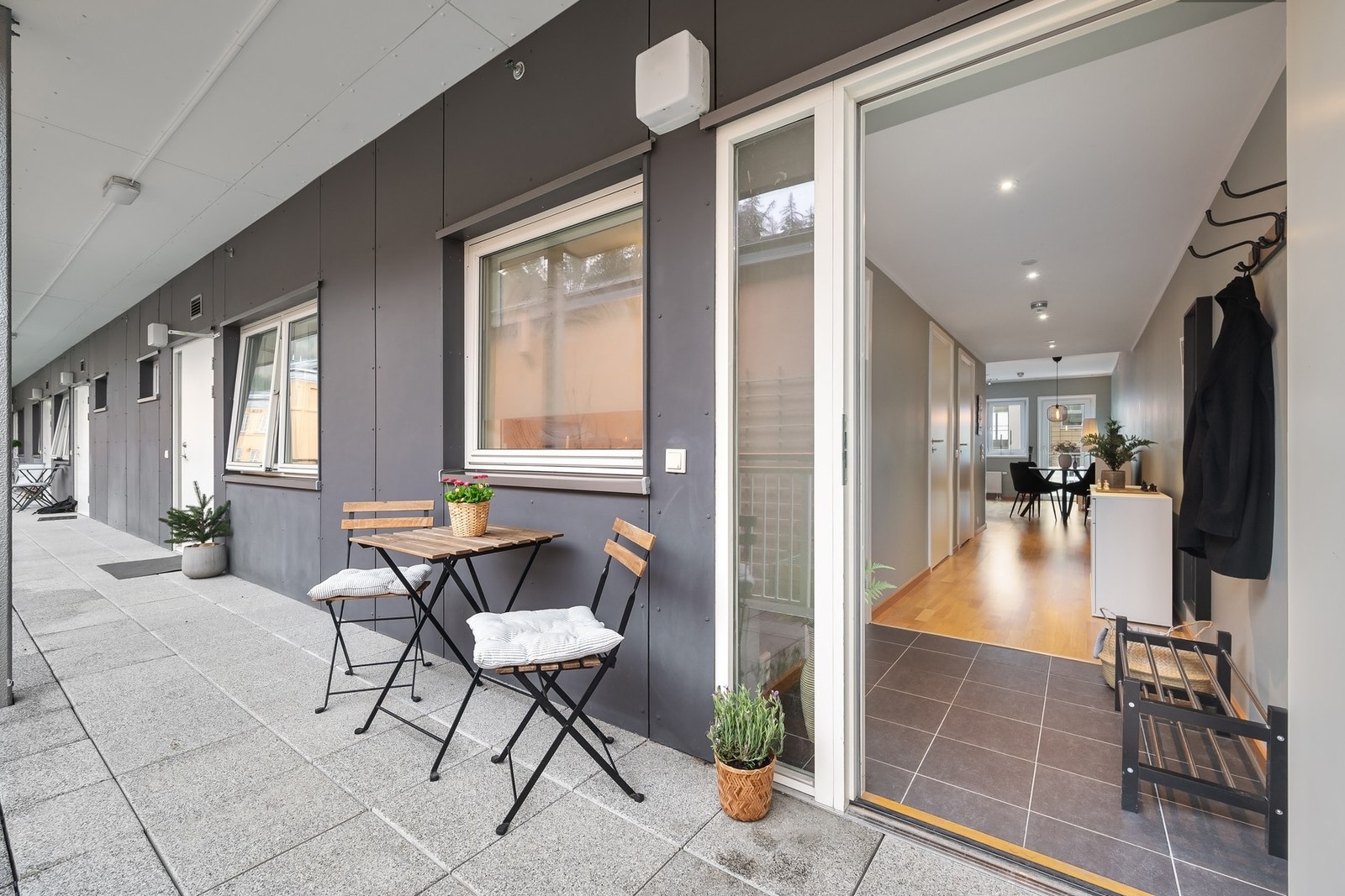 Ved inngangspartiet har du plass til ønsket utemøblement. Her sitter du sørvendt til og nyter glimrende solforhold fra ca. kl. 08:00 til 20:00 på sommerstid. Galleribilde