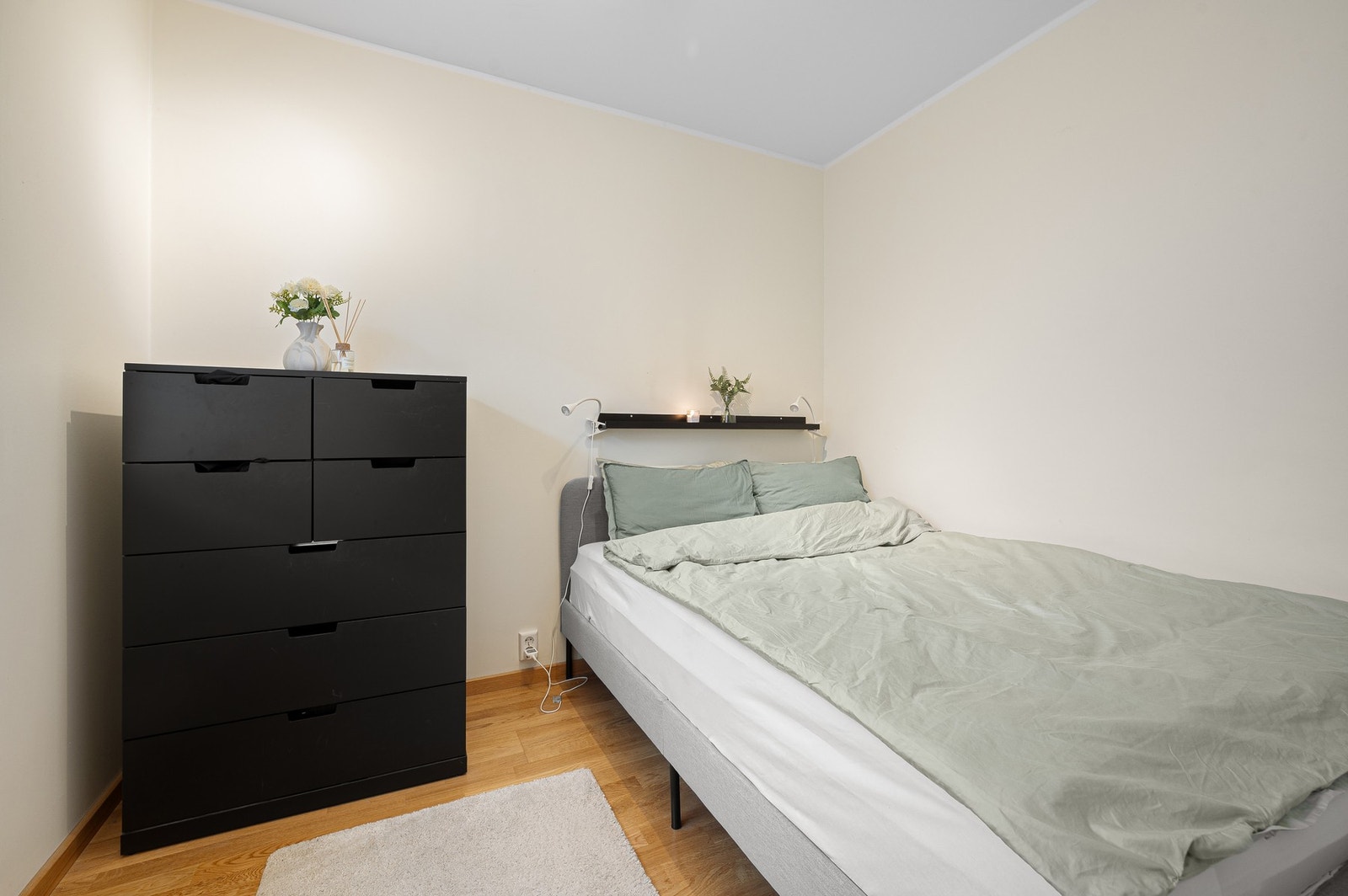 Plass til seng og garderobeløsninger på soverom. Galleribilde