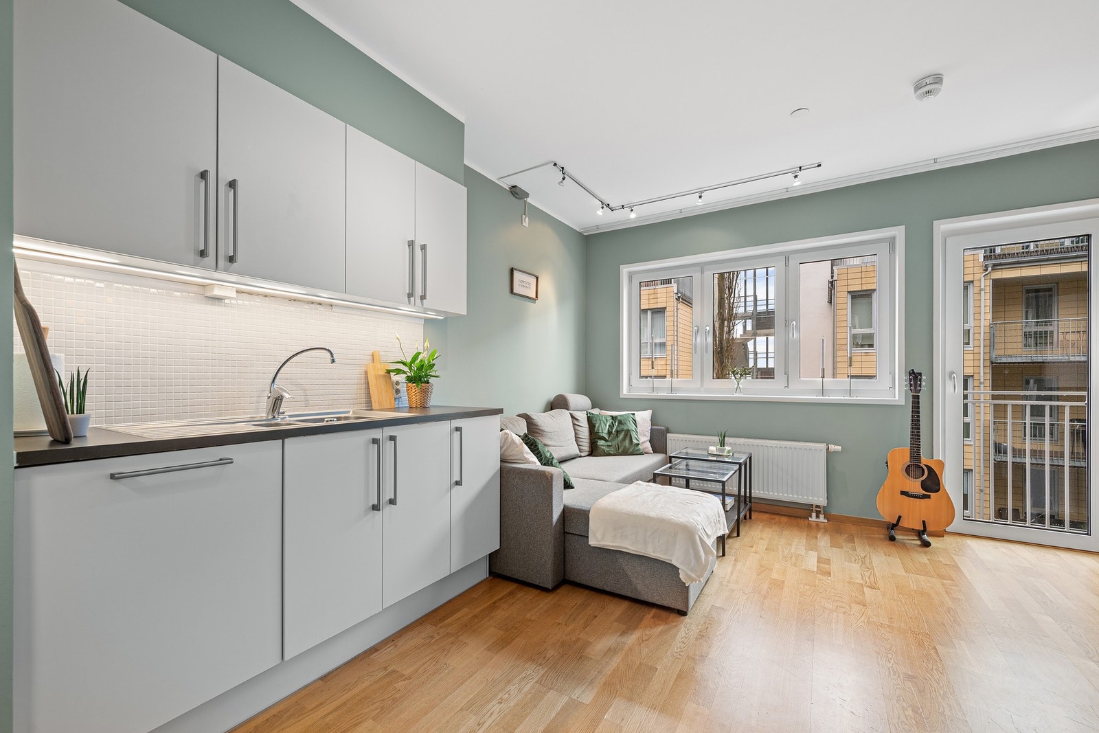 Kjøkkenet har godt med skapplass. Balansert ventilasjon og fjernvarme sørger for et sunt inneklima og effektiv oppvarming året rundt. Galleribilde