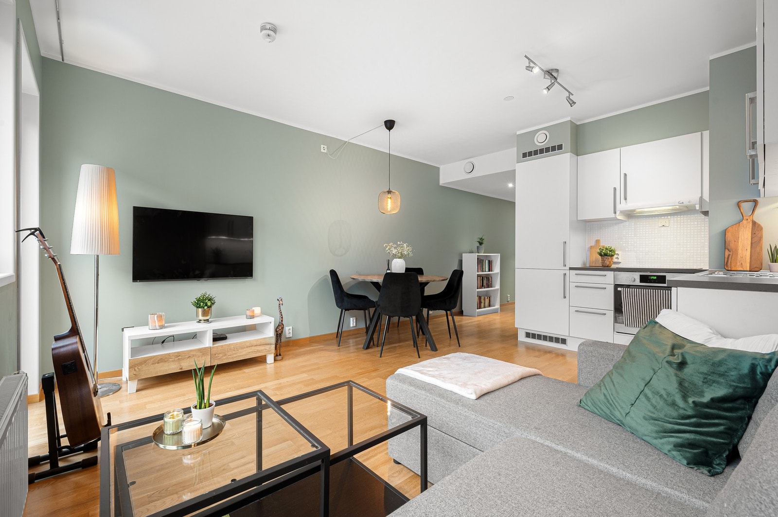 Arealeffektivt med åpen kjøkkenløsning. Galleribilde