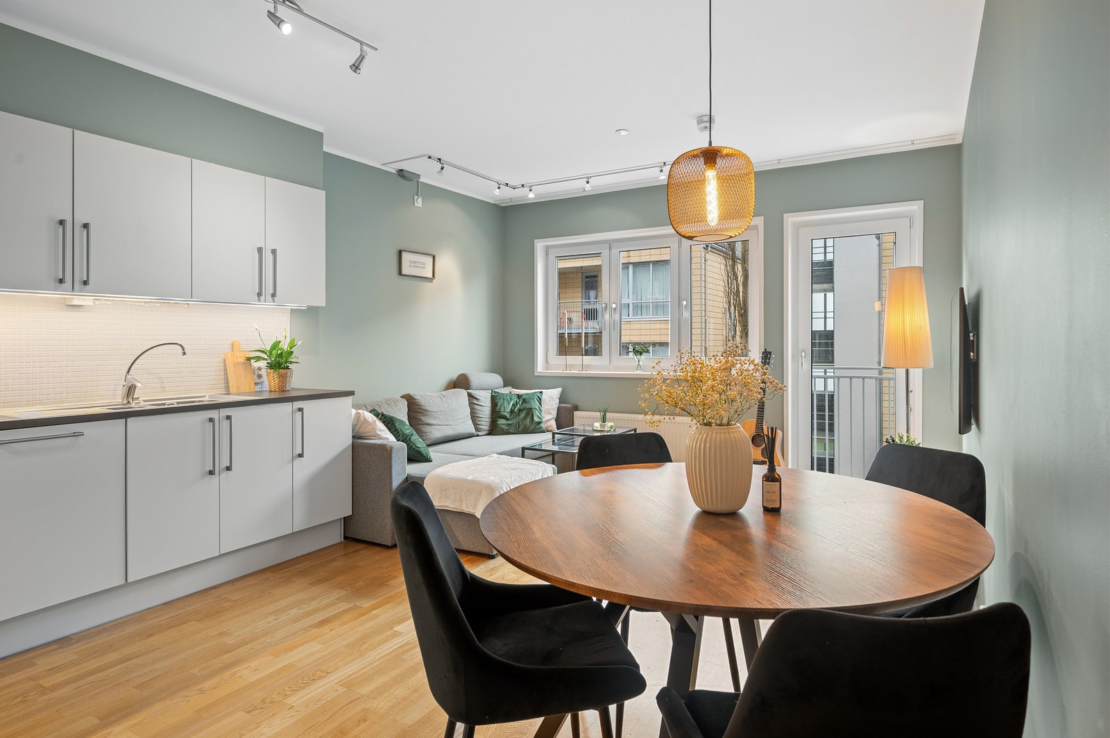 Plass til et spisebord i overgang mellom stue og kjøkken. Galleribilde