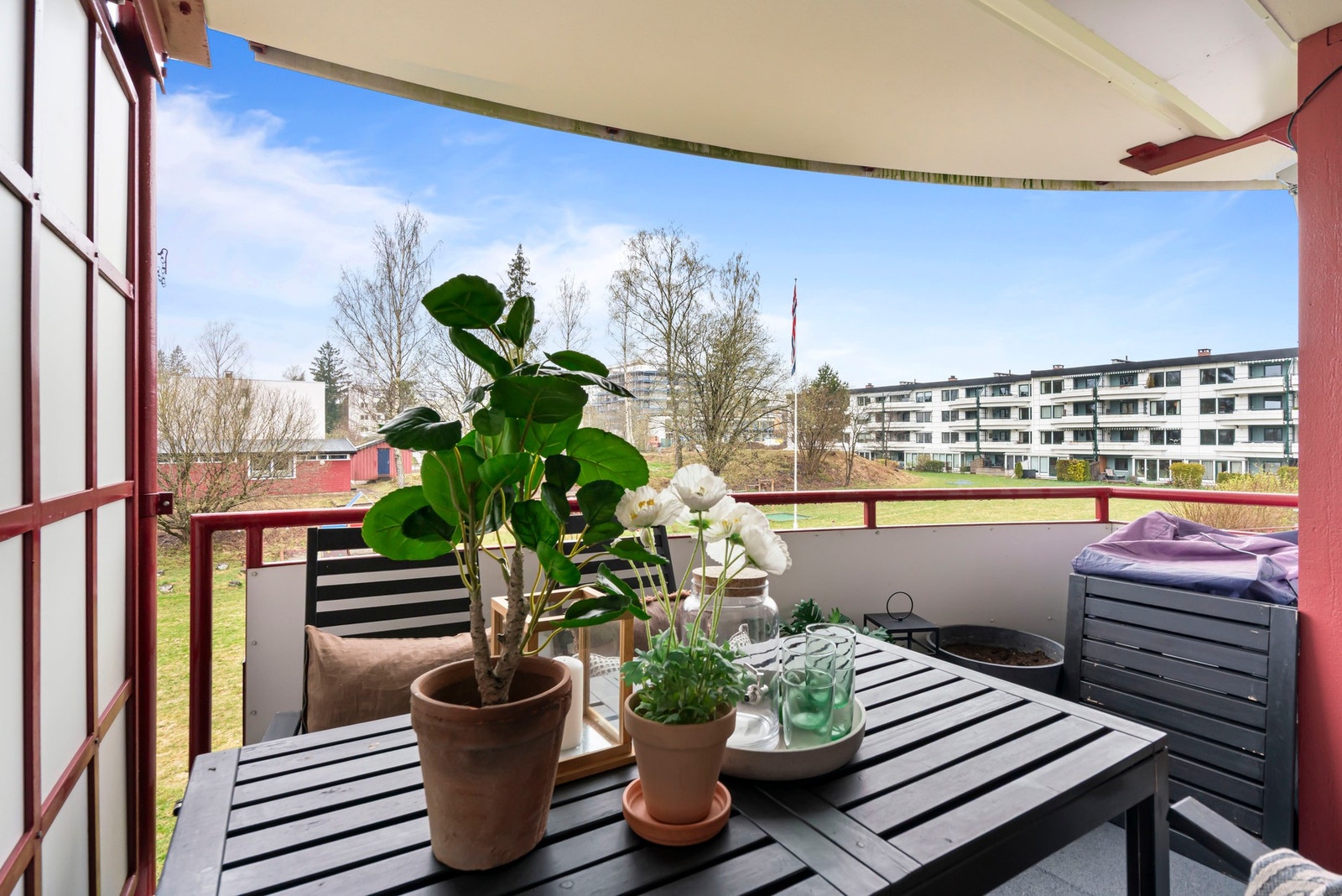 Fra balkongsiden oppleves det som en 2. etasje da det er leilighet i underetasjen. Galleribilde