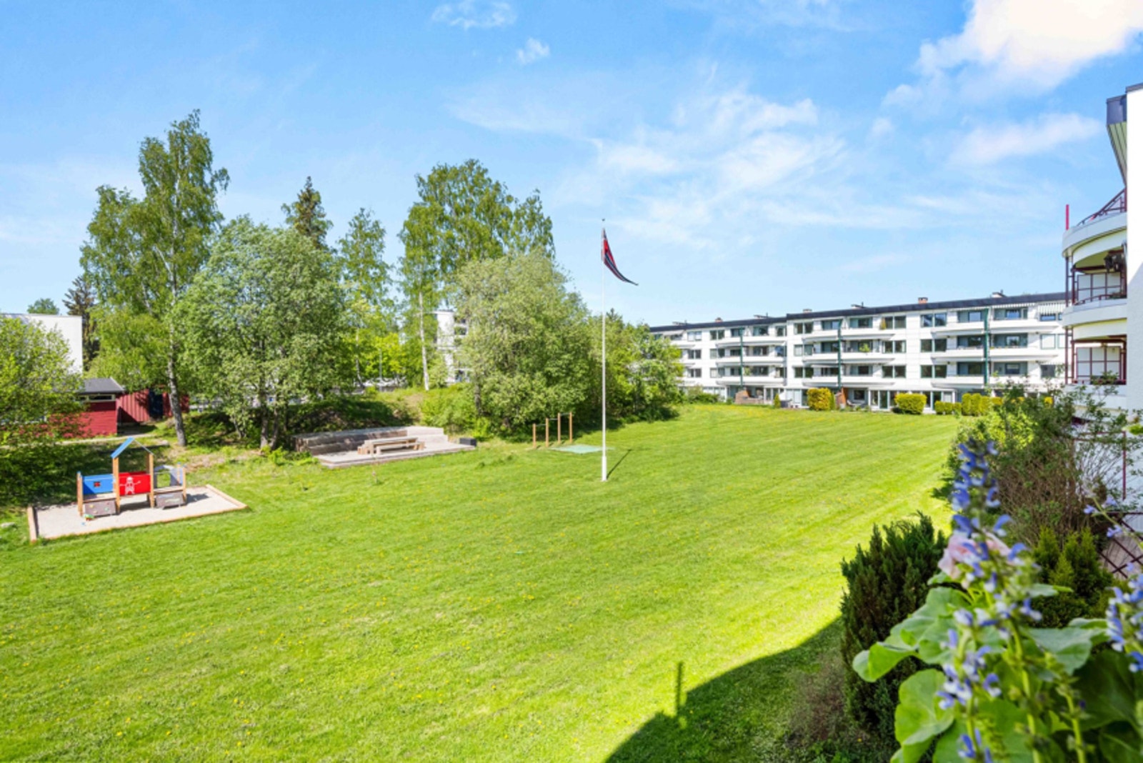 Balkongen har utsikt over grønne fellesområder. Her er det nyere lekeplass og sittegrupper, her kan barna trygt leke mens du følger med fra balkongen. Galleribilde
