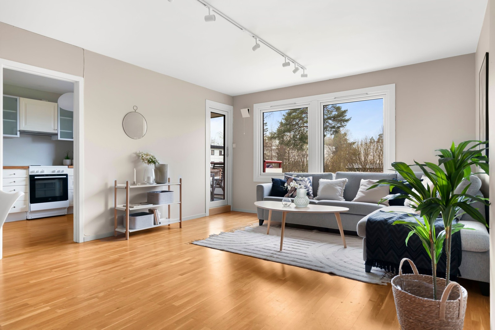 Det er store vindusflater som sørger for godt med lysinnslipp og en luftig atmosfære. Galleribilde