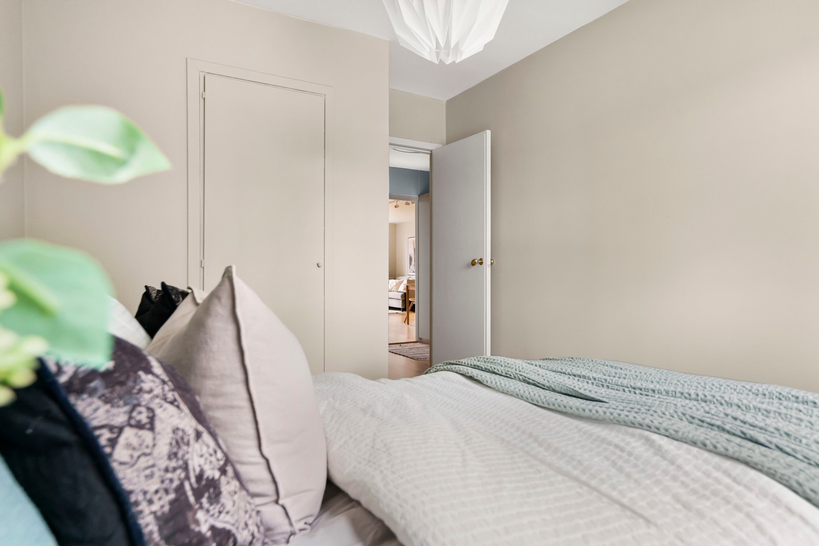 Hovedsoverommet har plass til dobbeltseng og har innebygget garderobe. Galleribilde