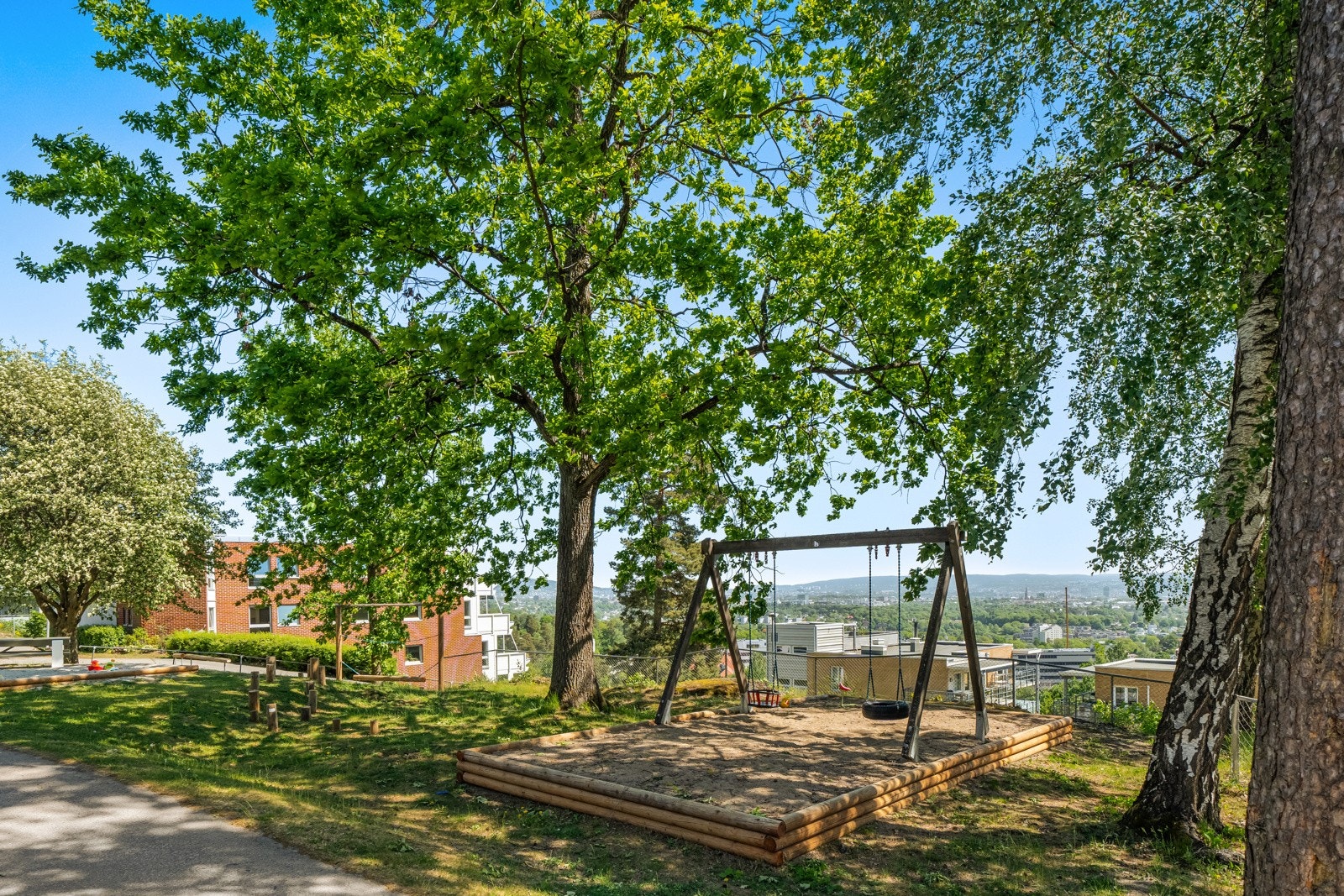 Fellesområdene byr på godt med boltreplass for hele familien og har en lekepark mellom 68 og 66 Galleribilde