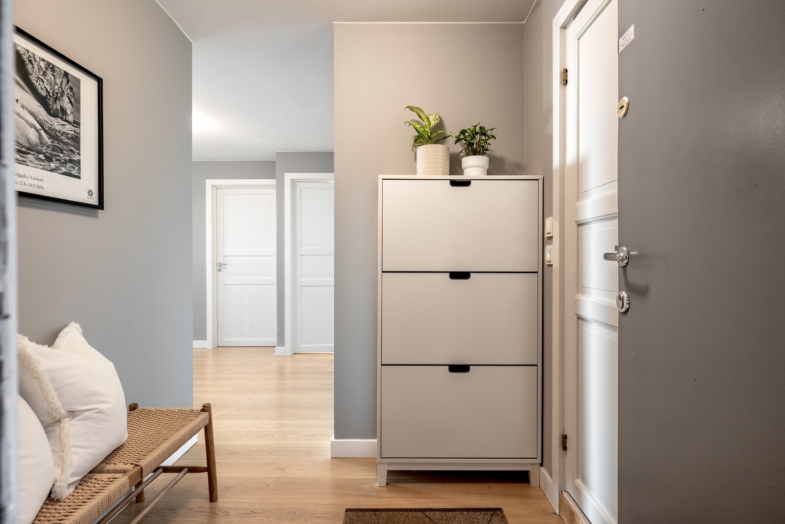 Leiligheten har en lys og innbydende entré med enstavs parkett og lysmalte vegger. Her er det plass til enkel klesoppbevaring. Fra entreen er det adkomst til en større hall, med to innebygde garderober Galleribilde
