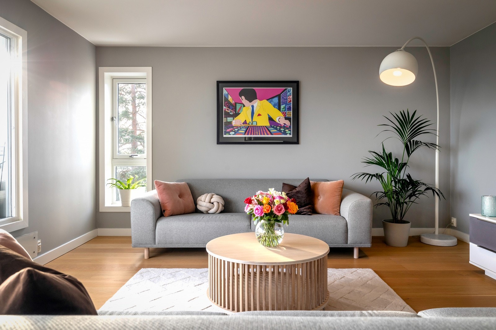 Stuen er naturlig inndelt i ulike brukssoner, med god plass for både sofagruppe og f.eks. spisebord - et hyggelig samlingspunkt for familie og venner Galleribilde