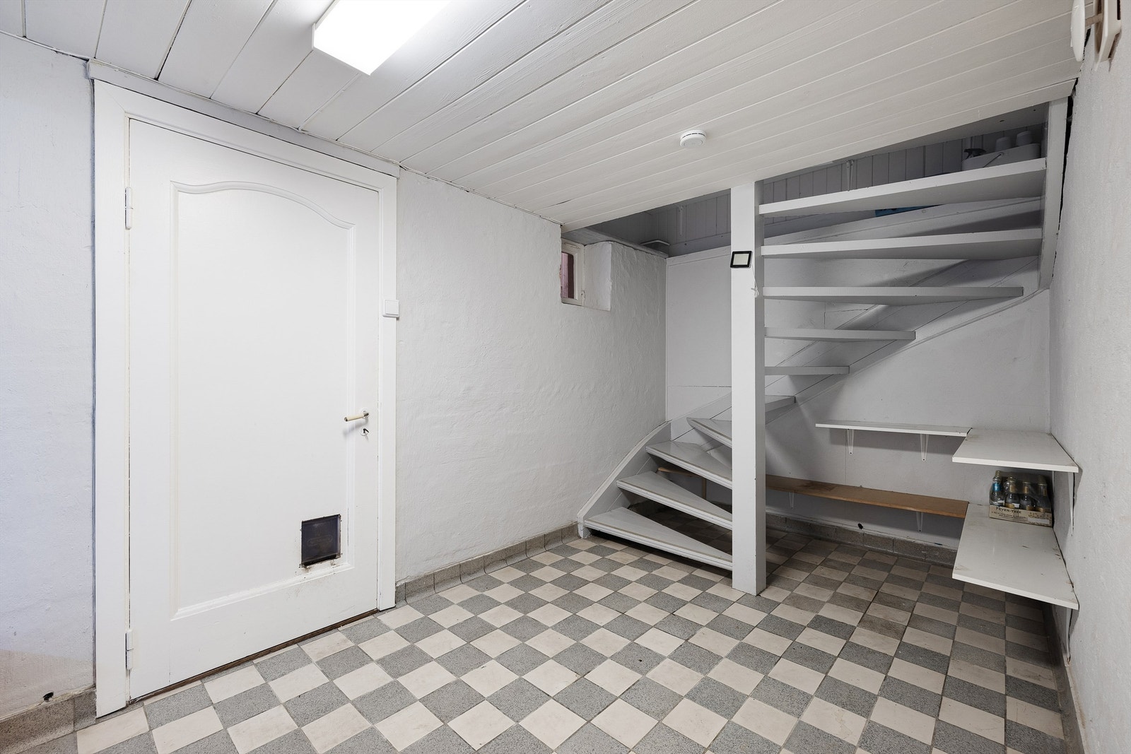 Til kjelleren er det adkomstmulighet både på innvendig trapp fra entreen og via trapperom fra hagen. Galleribilde
