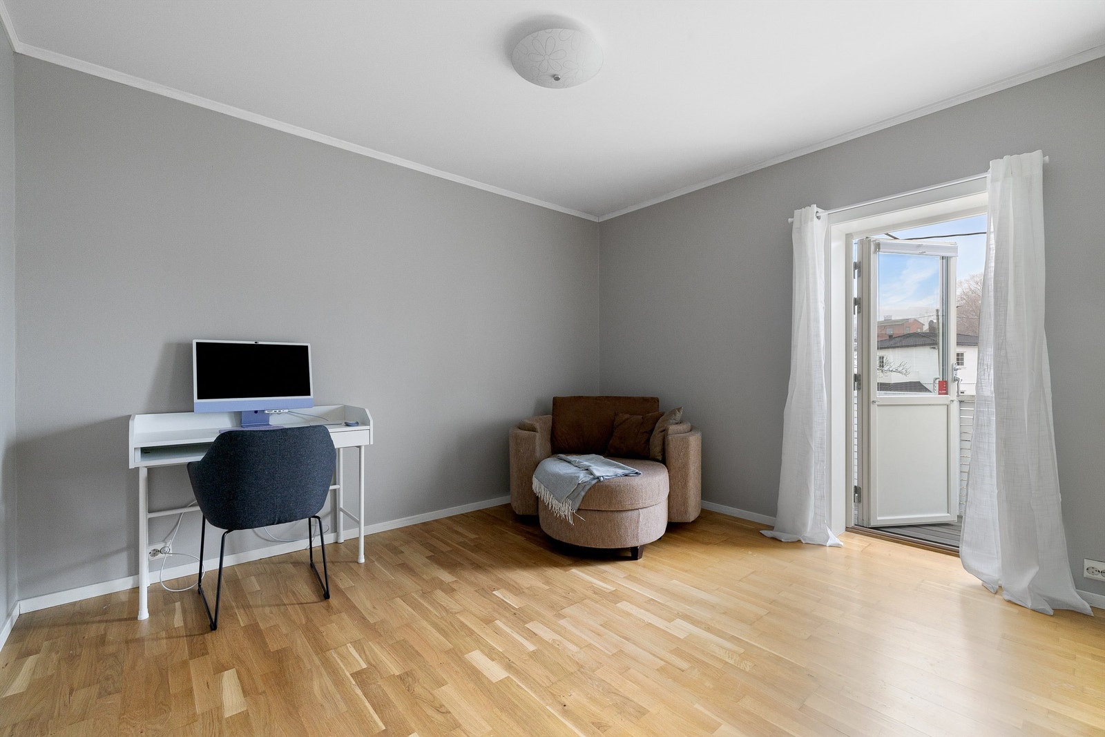 Dette soverommet er innredet med praktisk skyvedørsgarderobe og har for øvrig over 12 kvm. gulvflate, samt balkong mot syd-øst. Galleribilde
