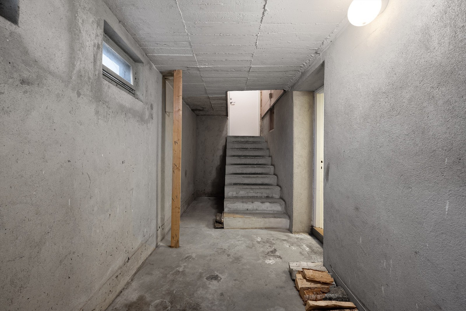 Trapperom leder mellom kjelleren og skiferbelagt uteplass i hagen. Galleribilde