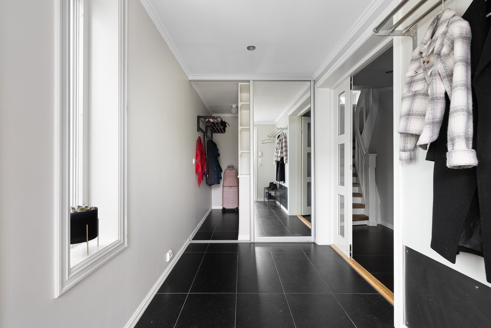 I dyp garderobe innerst i entreen kan yttertøy og større gjenstander oppbevares ute av syne, men likevel lett tilgjengelig. Galleribilde