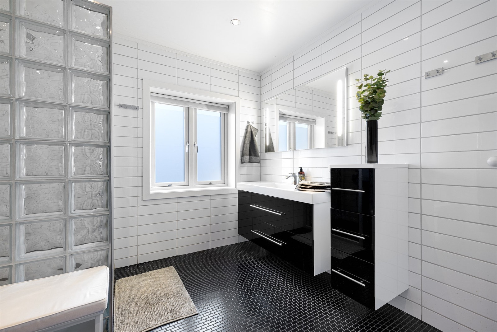 Badet ble fornyet i 2011, stilsikkert utført i sort-hvit profil. Galleribilde