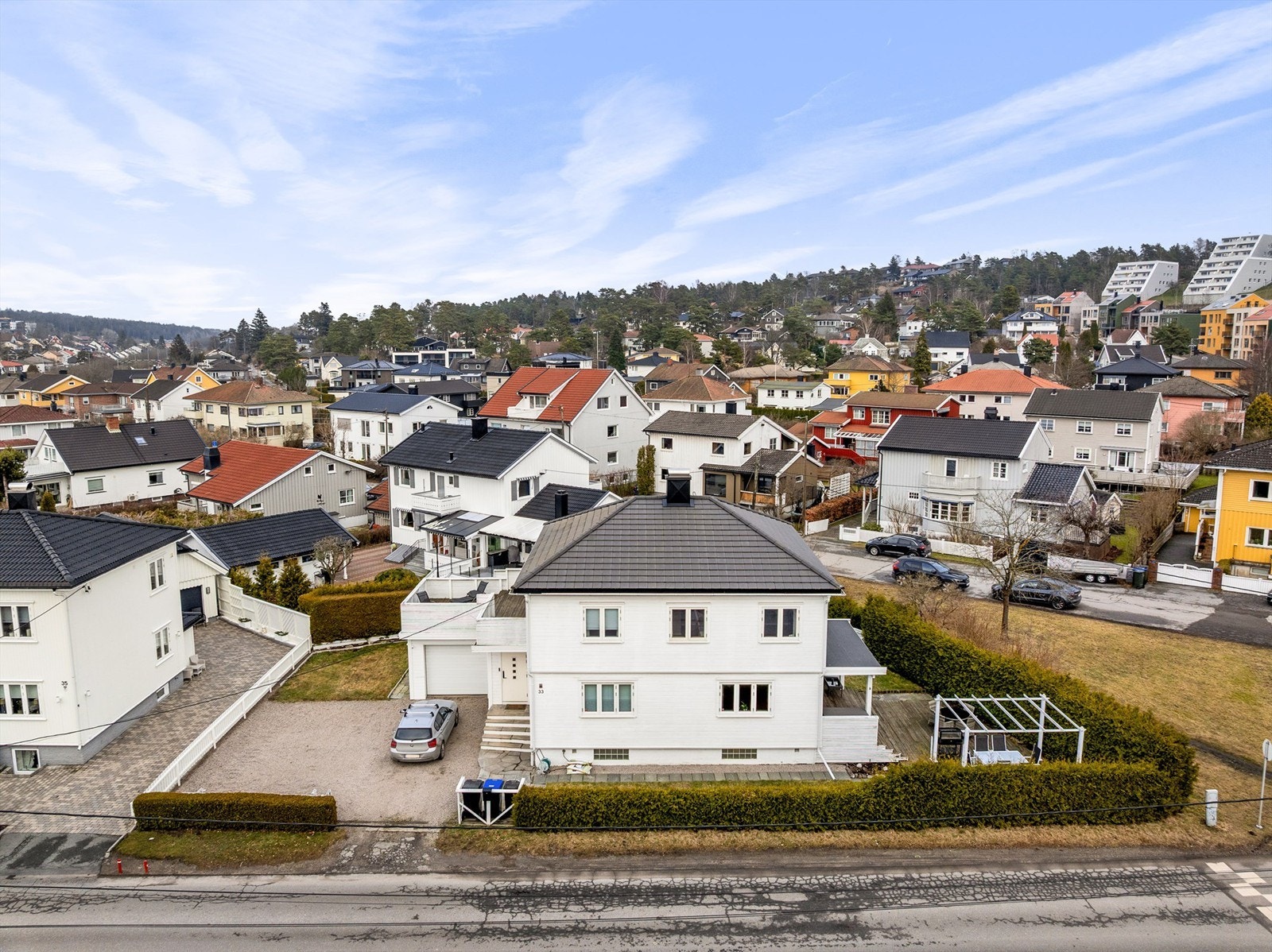 Eiendommen har tilstøtende bebyggelse kun på nordsiden og grenser i syd-øst til ubebygget grøntareal med park. Galleribilde