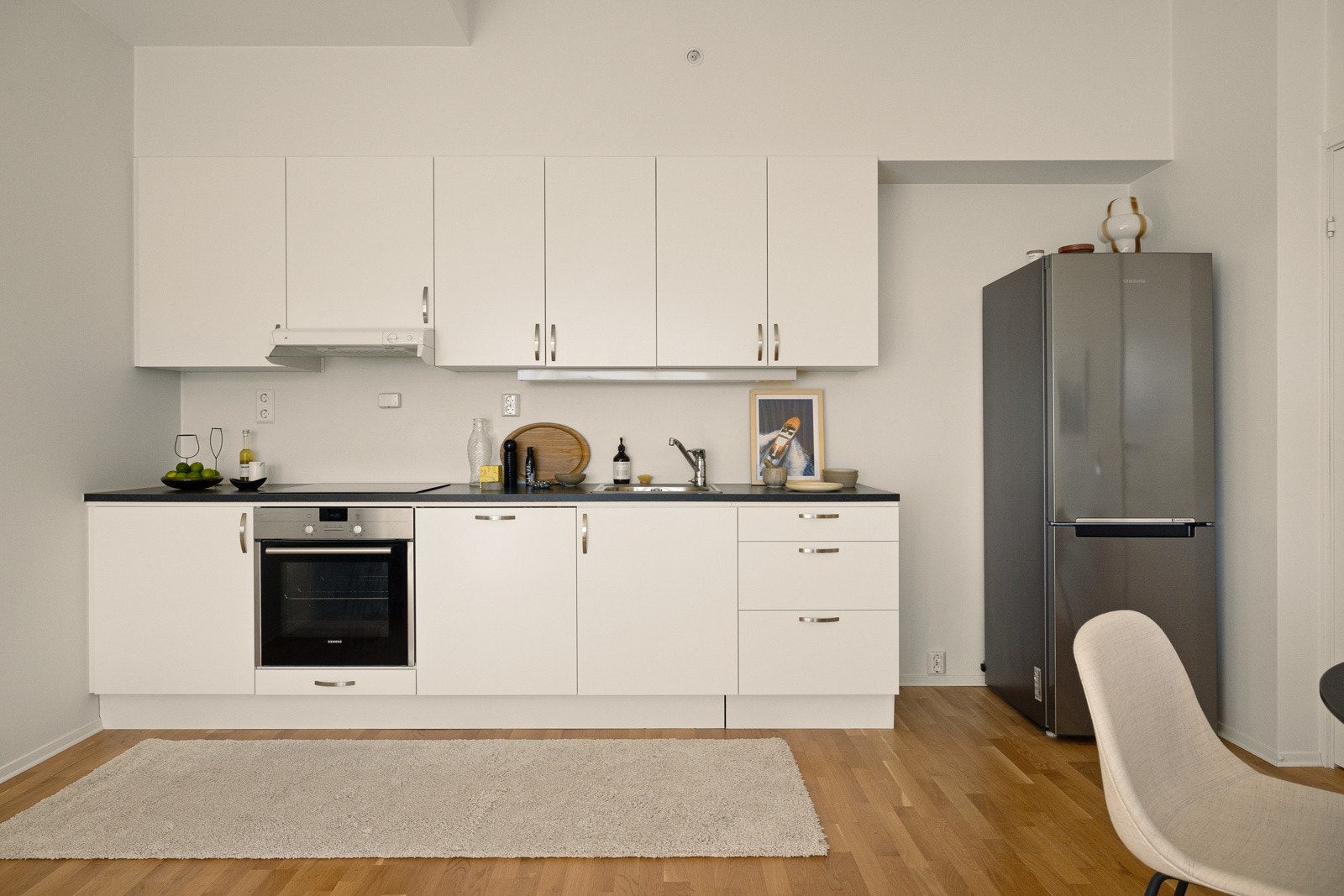 Her er det rikelig med skap- og benkeplass. Innredningen byr blant annet på glatte fronter og laminerte benkeplater. Galleribilde