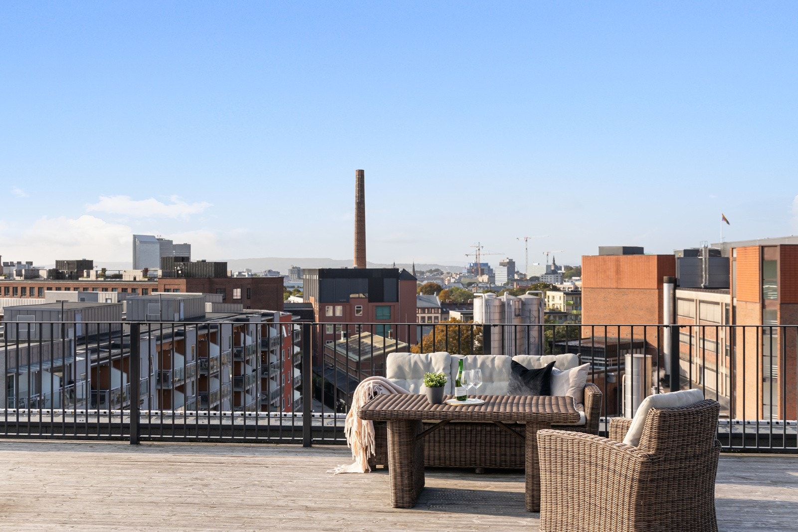 Felles solrik takterrasse med utsikt over Oslo. Galleribilde