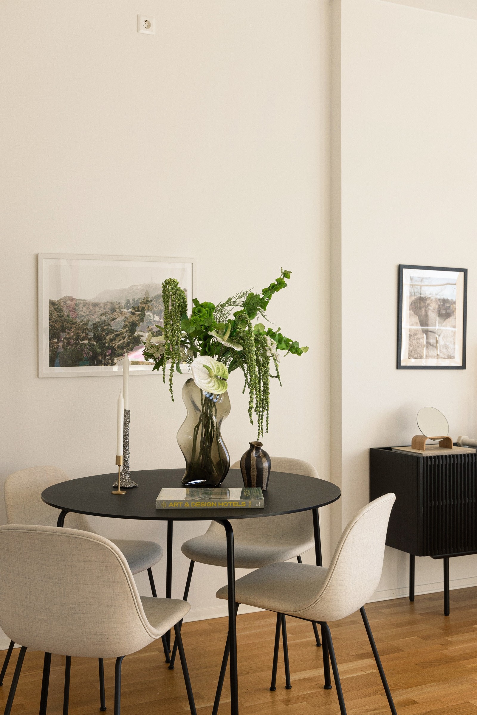 Det er god plass til stort spisebord mellom kjøkken og stue og her kan man invitere venner og familie på en bedre middag. Galleribilde