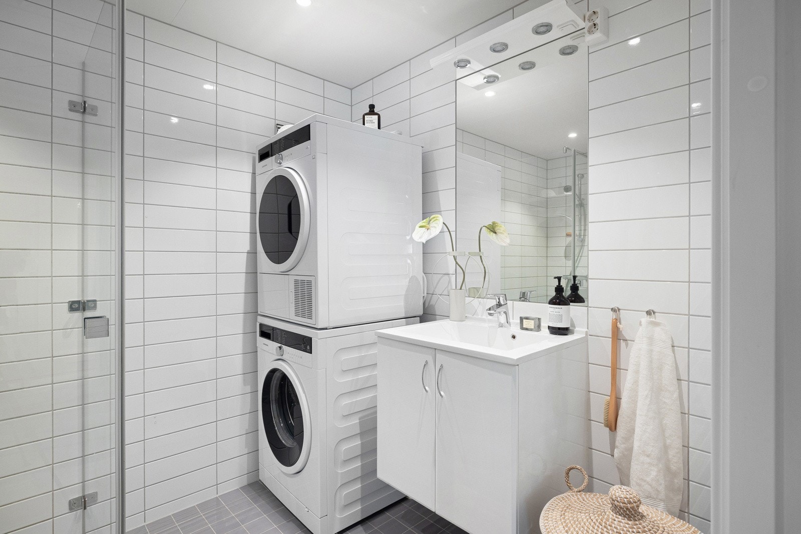 Det er opplegg for vaskemaskin og tørketrommel samt varme i gulv. Galleribilde