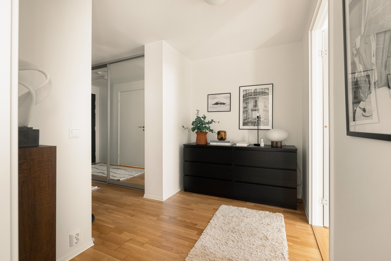 Det er fine muligheter for oppheng av yttertøy og plasserings av sko. Galleribilde